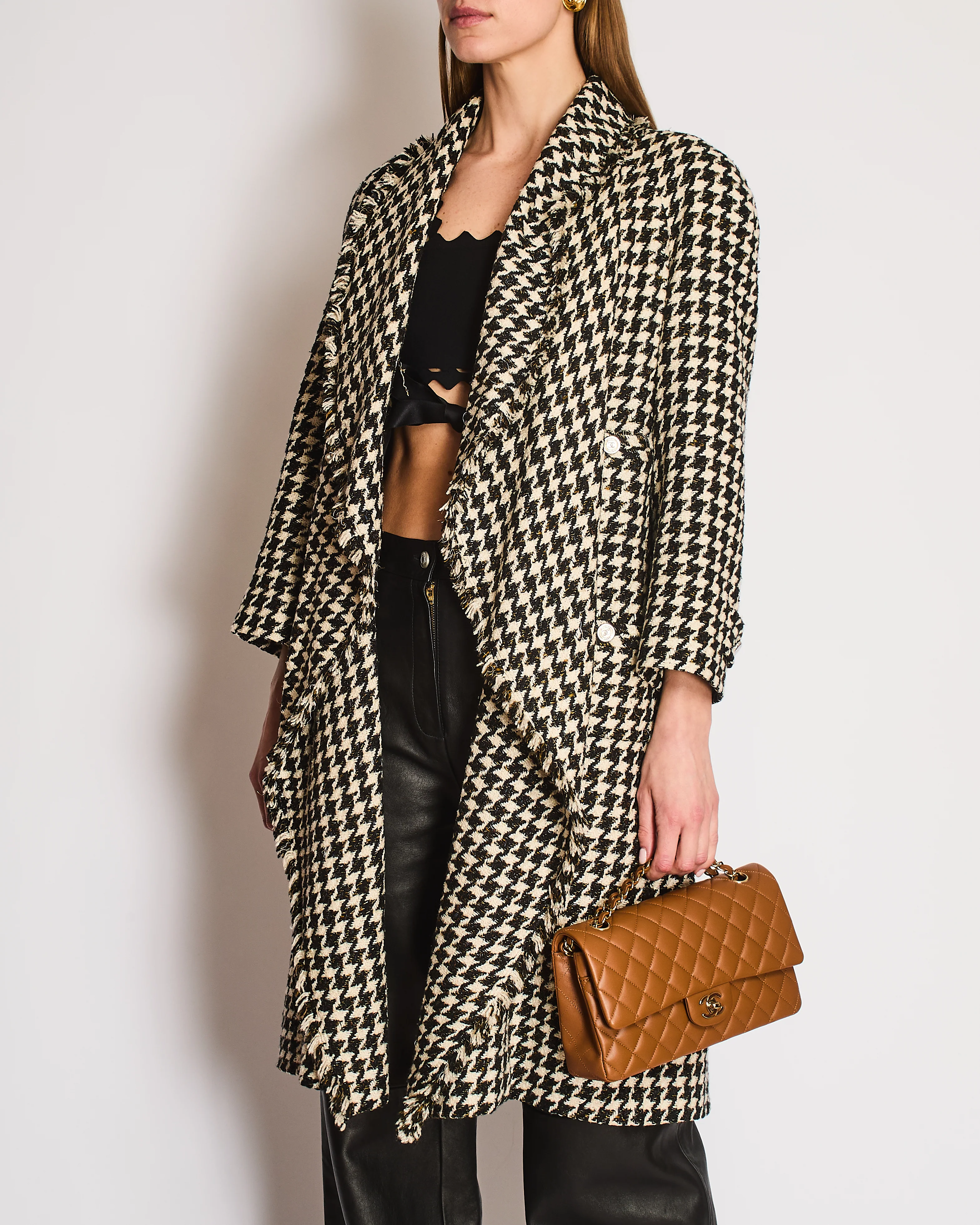 Chanel Vintage Runway SS 2006 Black and White Houndstooth Tweed Coat with Gold and Silver Woven Thread Size FR 44 (UK 16) - Image 2