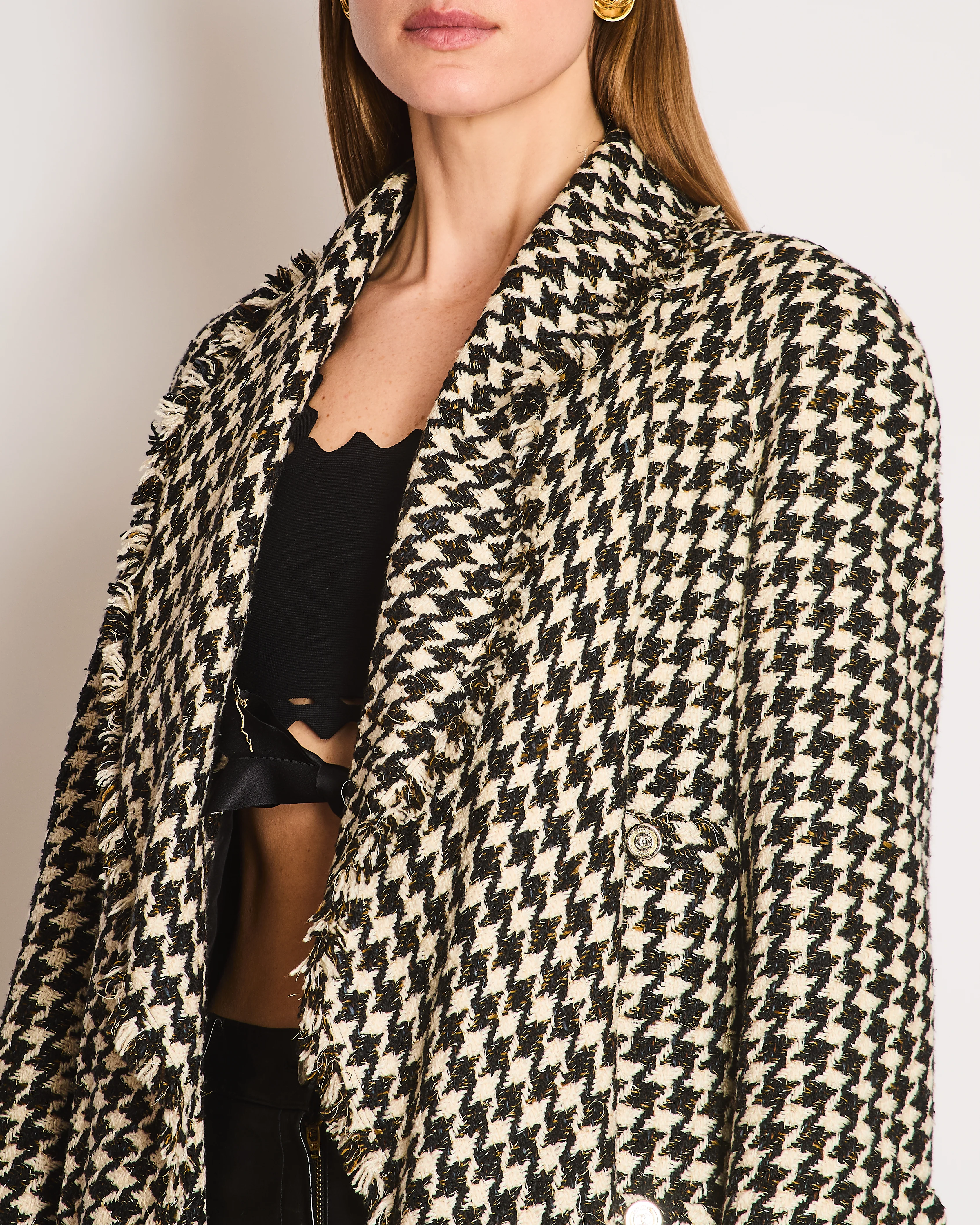 Chanel Vintage Runway SS 2006 Black and White Houndstooth Tweed Coat with Gold and Silver Woven Thread Size FR 44 (UK 16) - Image 3