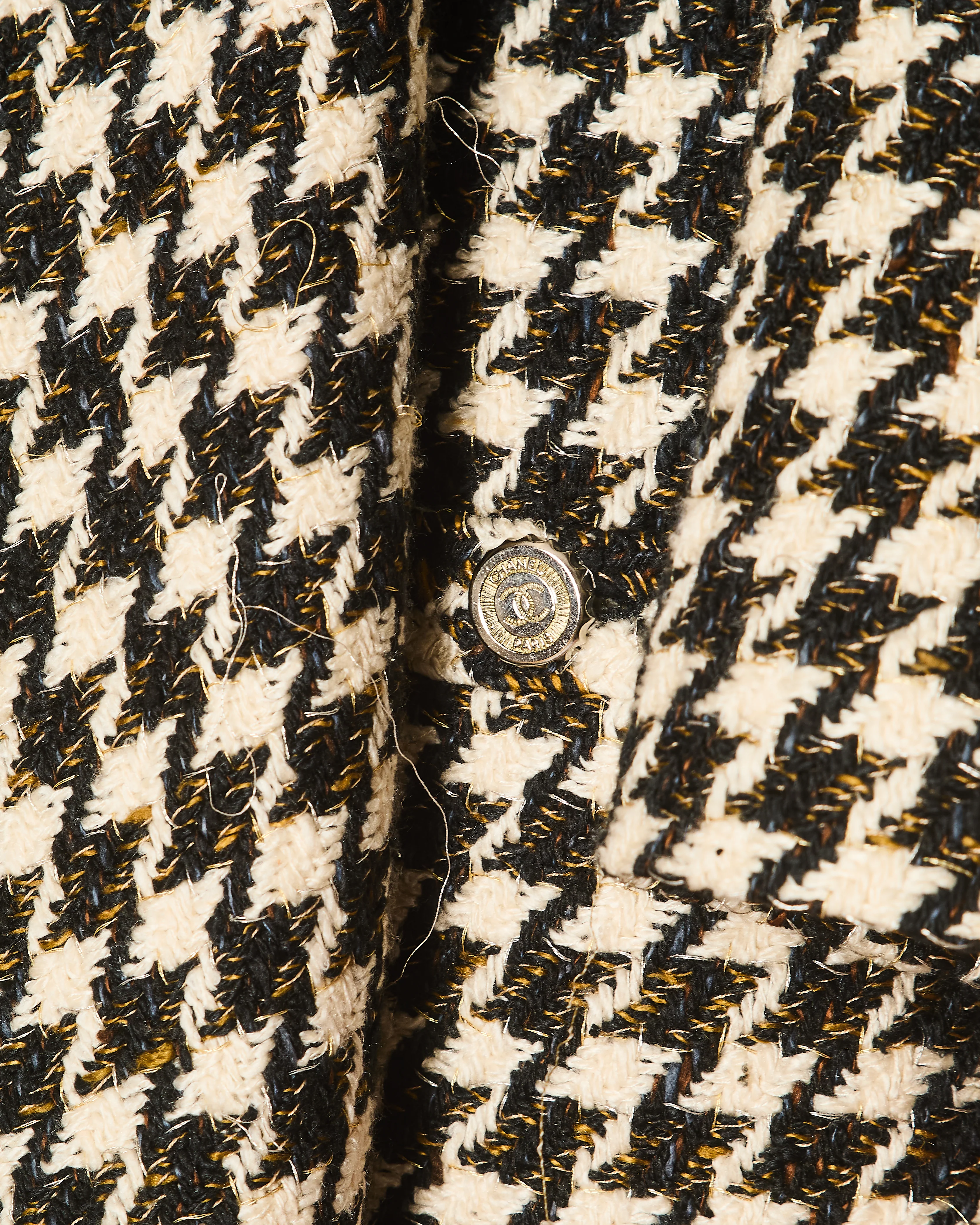Chanel Vintage Runway SS 2006 Black and White Houndstooth Tweed Coat with Gold and Silver Woven Thread Size FR 44 (UK 16) - Image 4