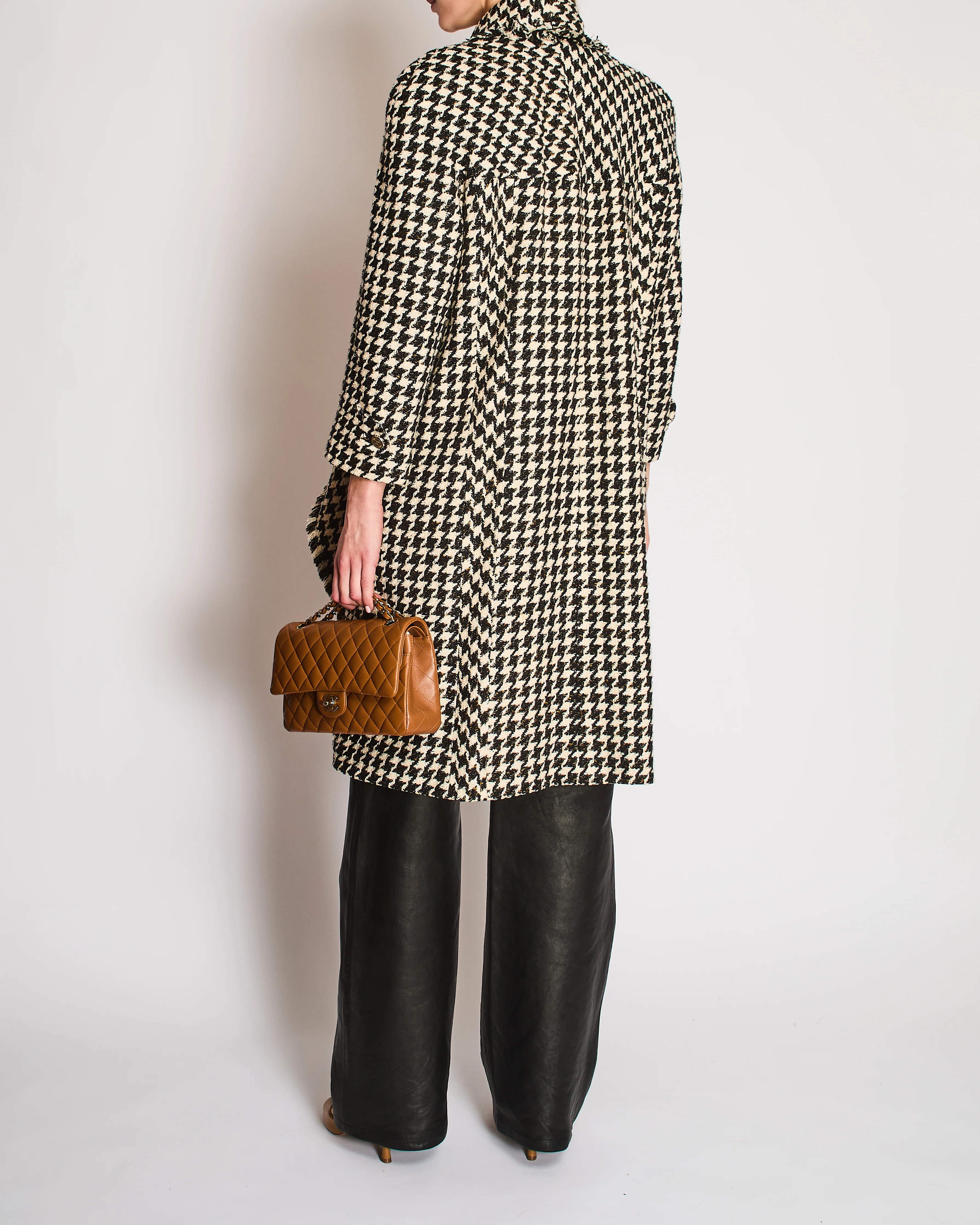 Chanel Vintage Runway SS 2006 Black and White Houndstooth Tweed Coat with Gold and Silver Woven Thread Size FR 44 (UK 16) - Image 5