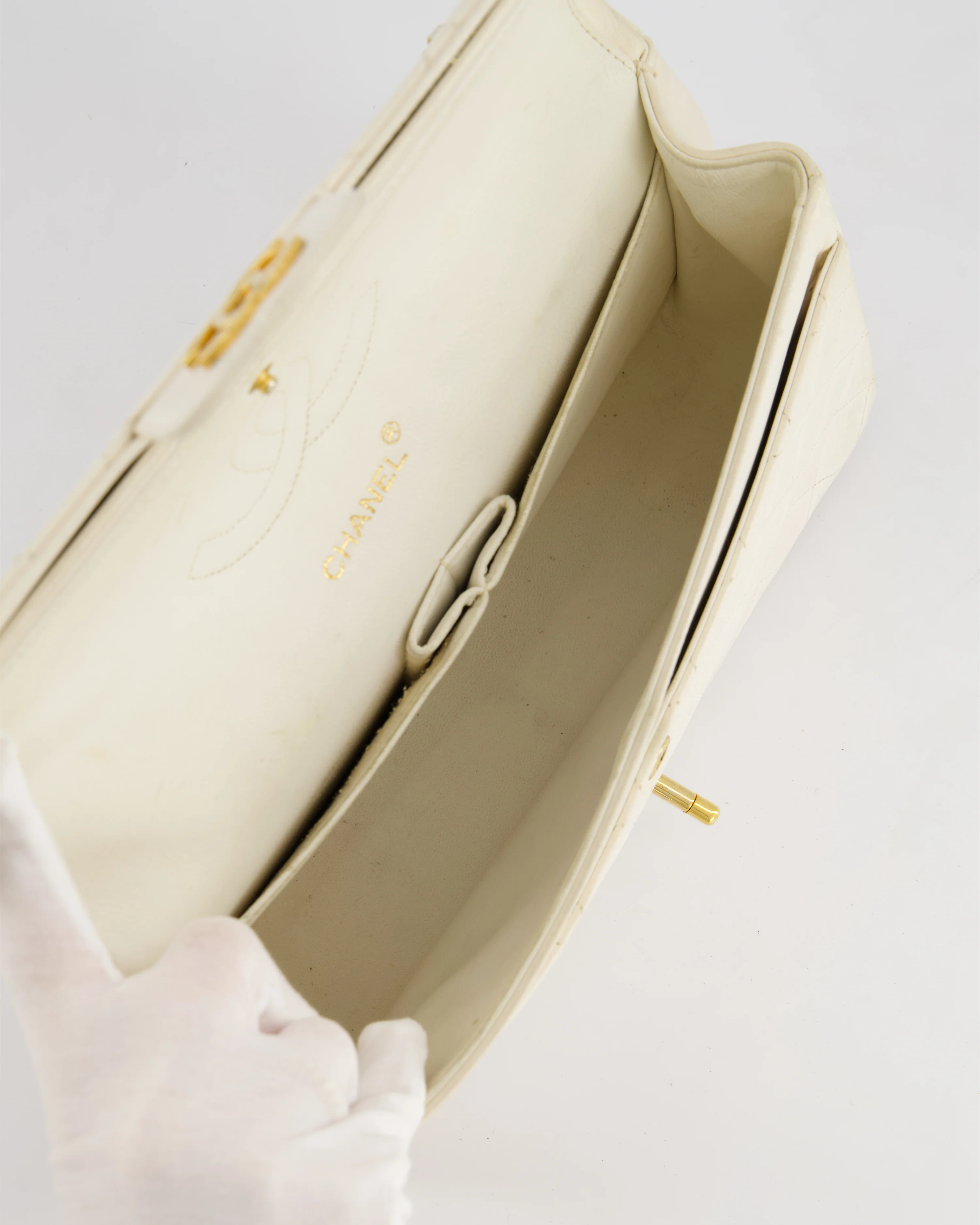 Chanel Vintage White Medium Classic Double Flap Bag in Lambskin Leather with 24K Gold Hardware - Image 15