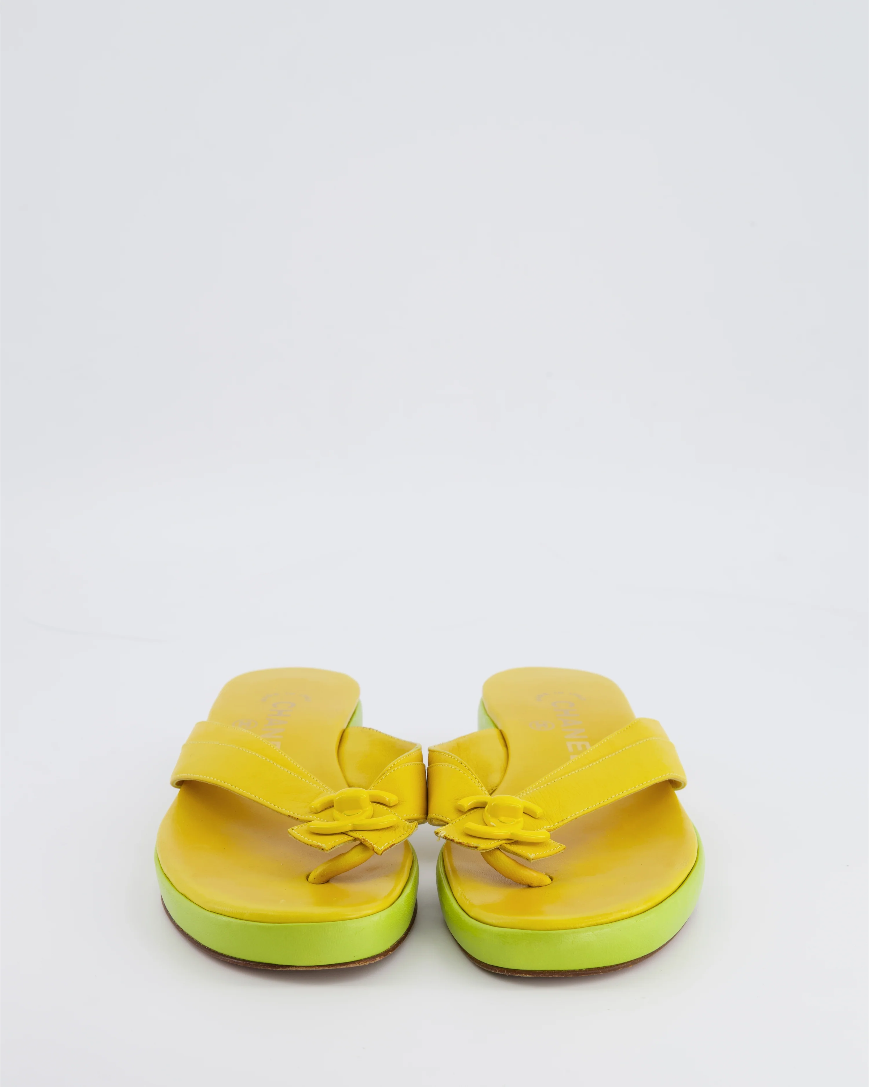 Chanel 2002 Vintage Yellow and Green Leather Heeled Flip Flops with CC Logo Detailing Size 38 - Image 4