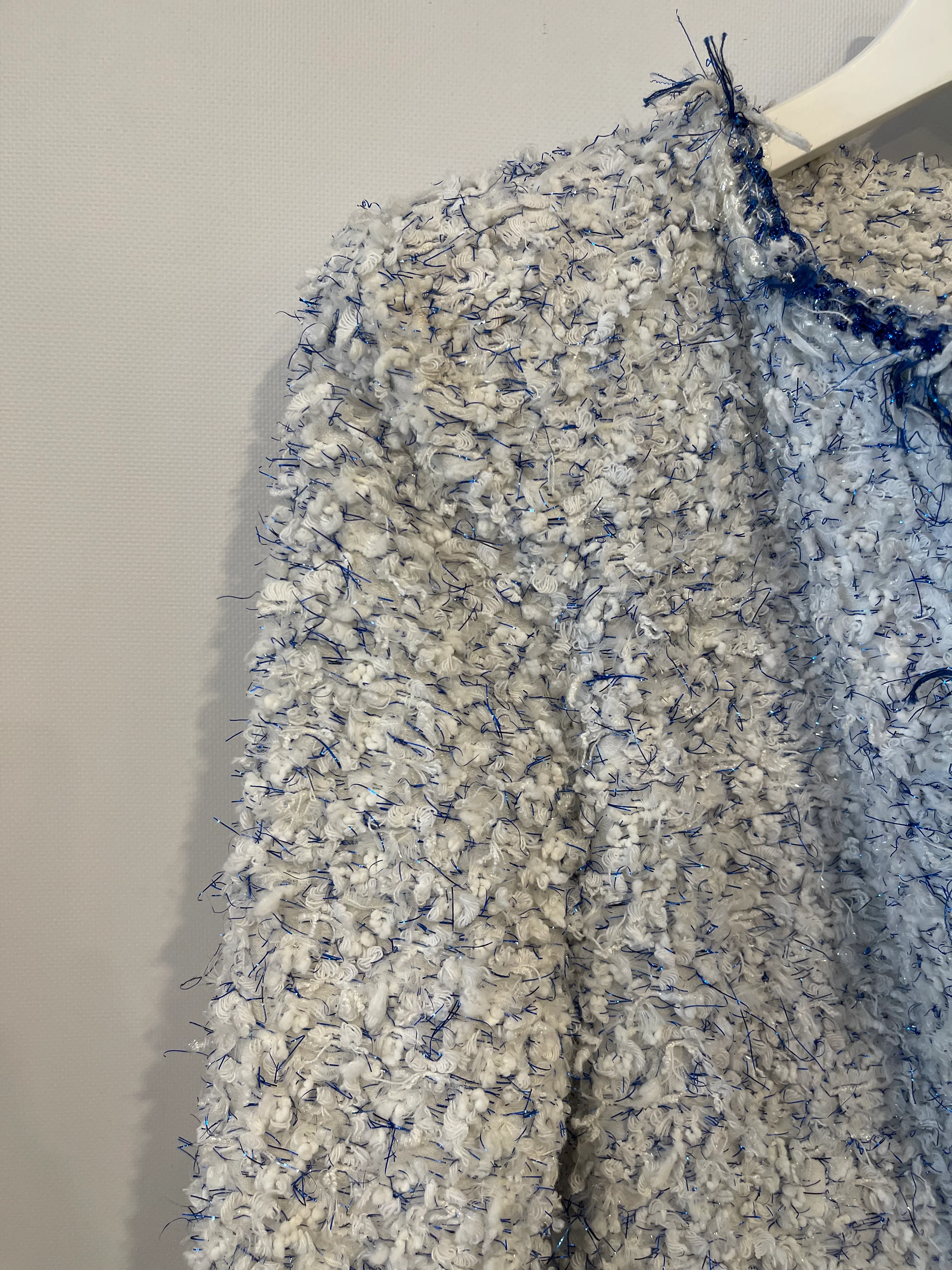 Chanel SS18 White and Blue Fantasy Tweed Jacket with Silver CC Logo Button Detail Size FR 38 (UK 10) RRP £5,100 - Image 11