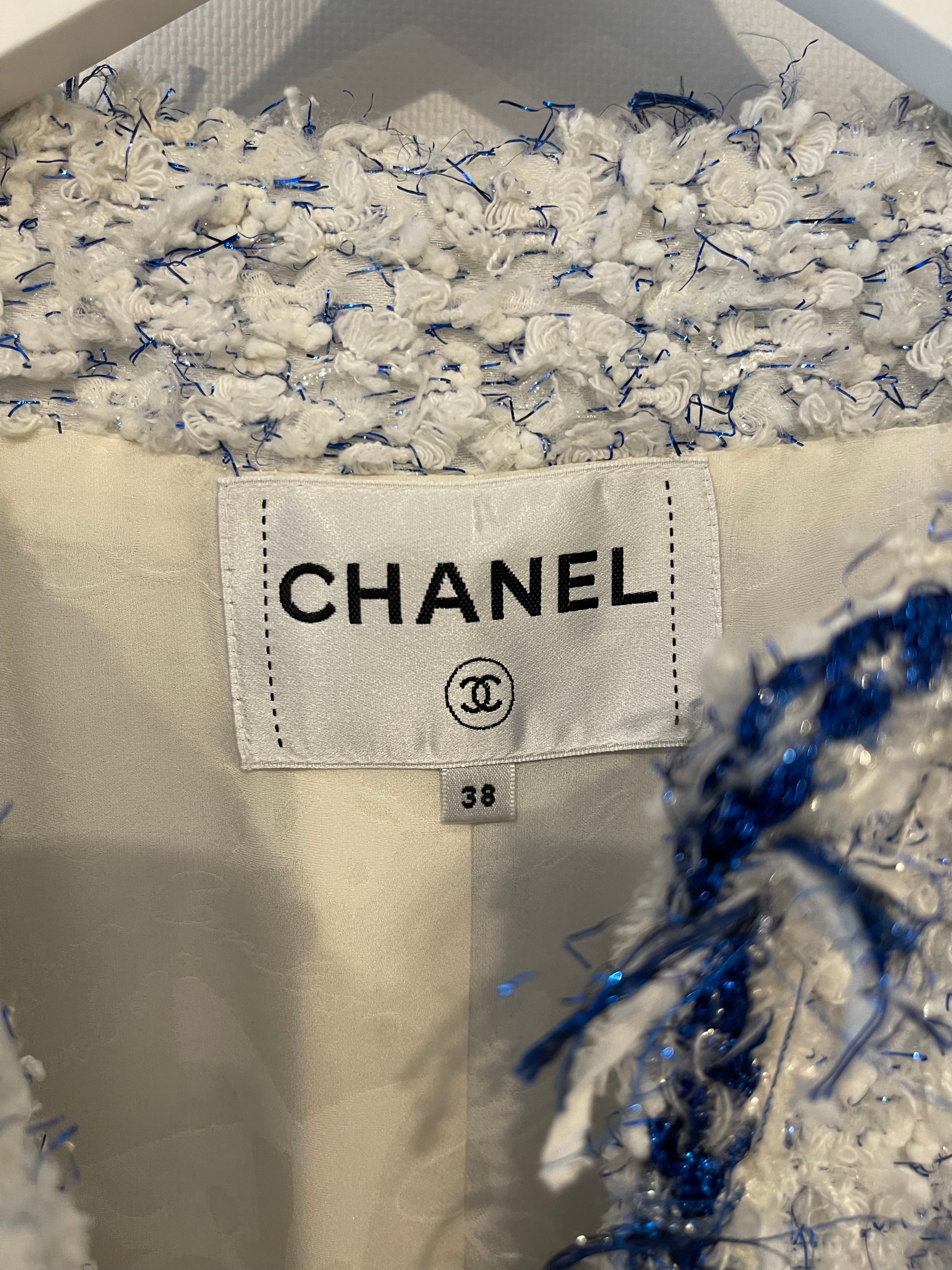 Chanel SS18 White and Blue Fantasy Tweed Jacket with Silver CC Logo Button Detail Size FR 38 (UK 10) RRP £5,100 - Image 12