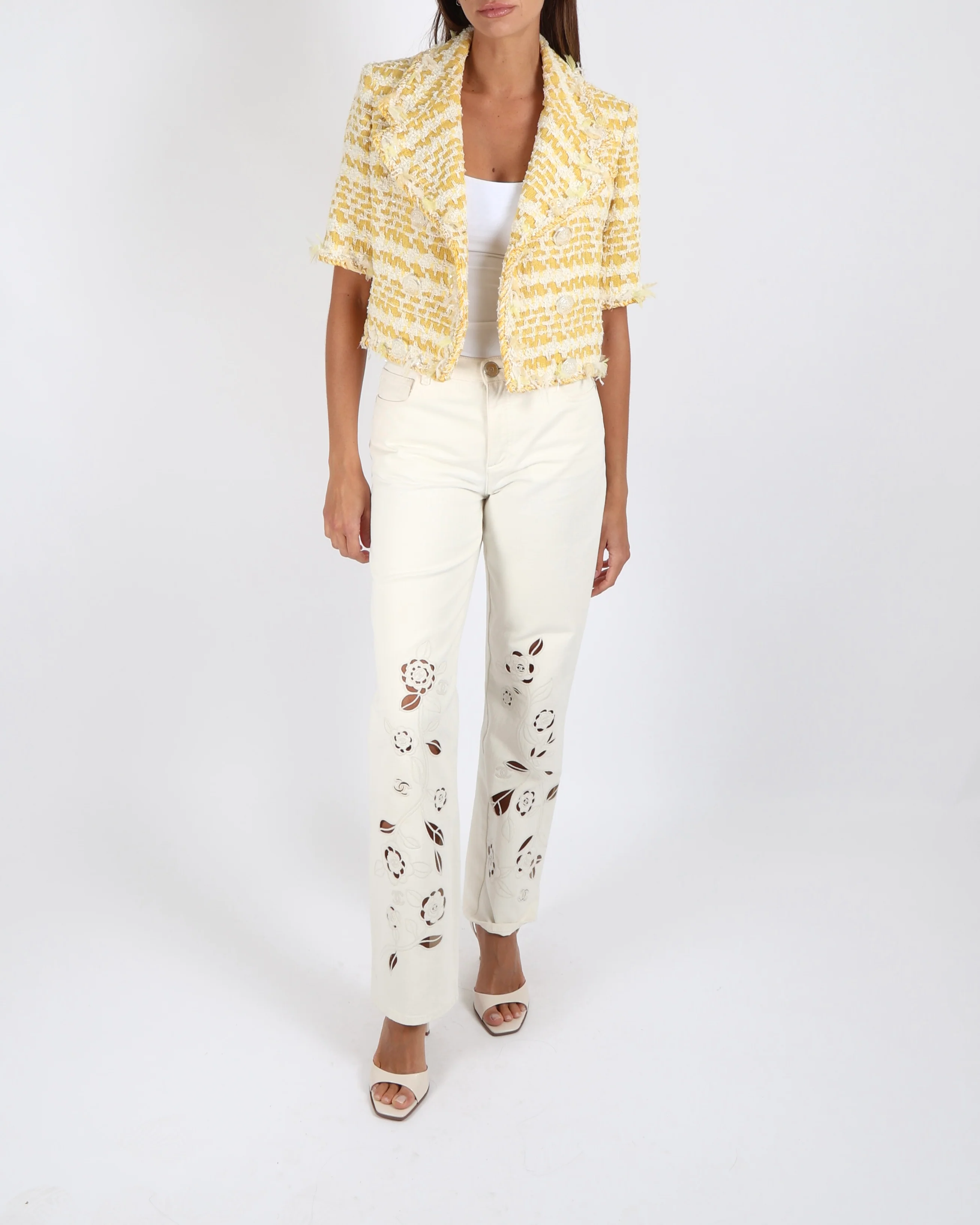 Chanel Spring 2018 White and Yellow Tweed Cropped Double-Breasted Jacket with Transparent CC Logo Buttons Size FR 38 (UK 10) - Image 3