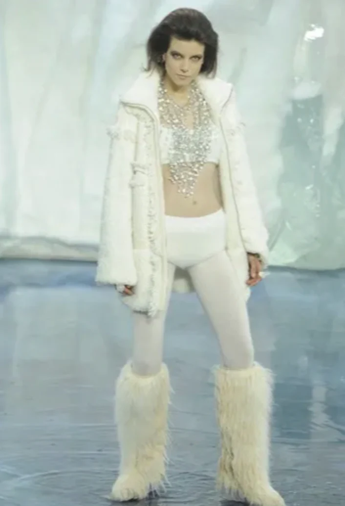 Chanel Fall 2010 White Textured Shearling Coat with Front Pockets and Silver CC Logo Zipper Detail Size FR 38 (UK 10) - Image 2
