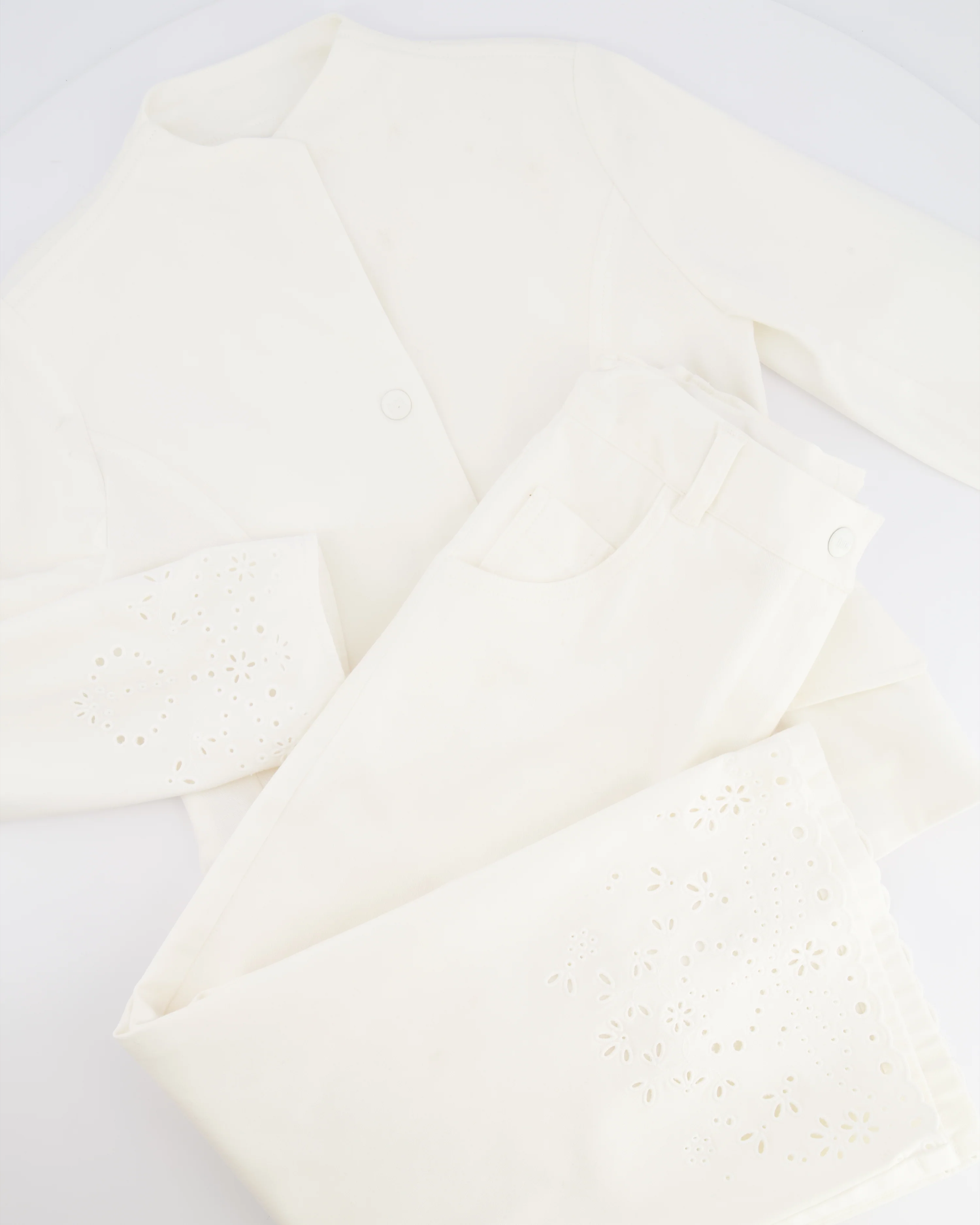 Christian Dior Kids White Jacket and Trousers Set with Floral Embroideries and Logo Buttons Size 8 years RRP £990 - Image 2