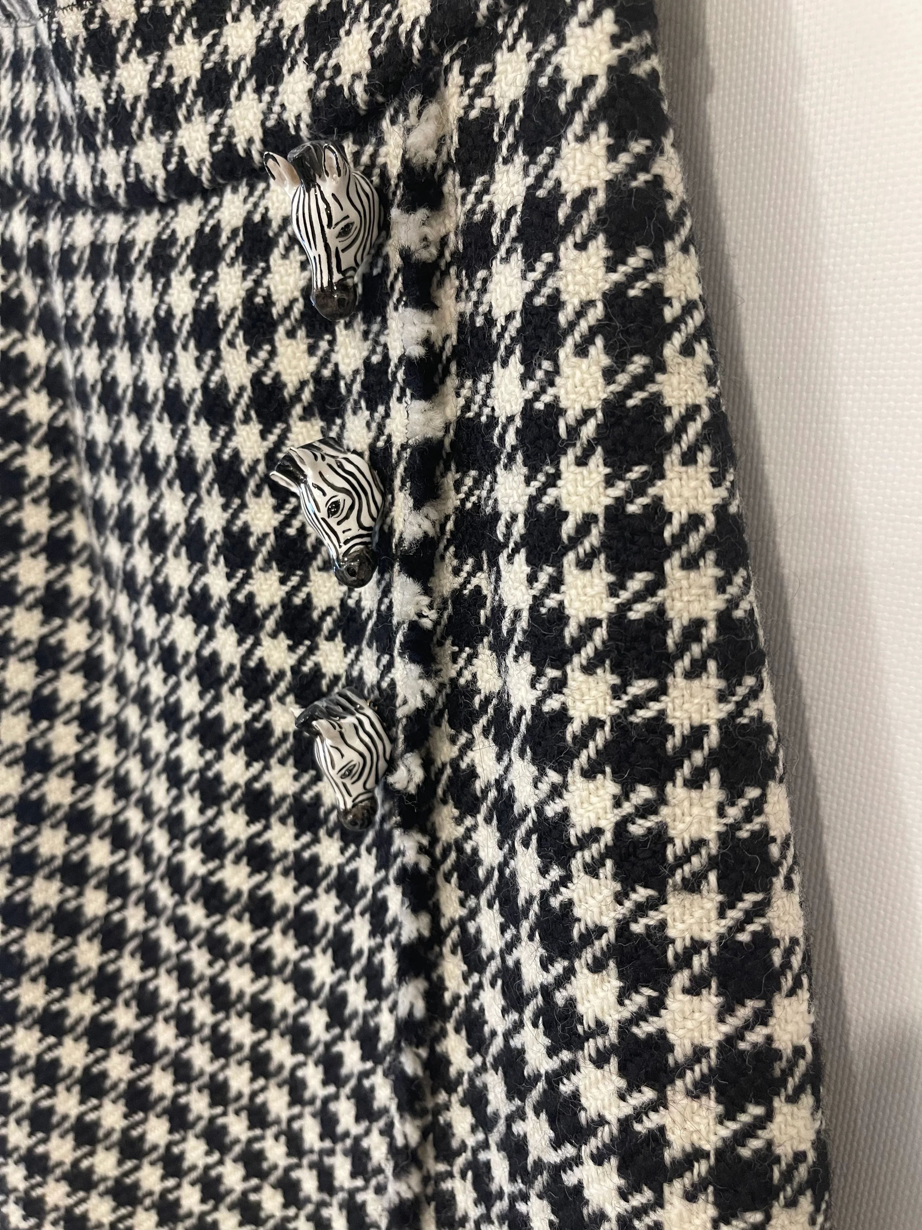 Dolce & Gabbana Black & White Wool Houndstooth Mini Skirt with Zebra Appliqué Size IT 38 (UK 6) - Image 11