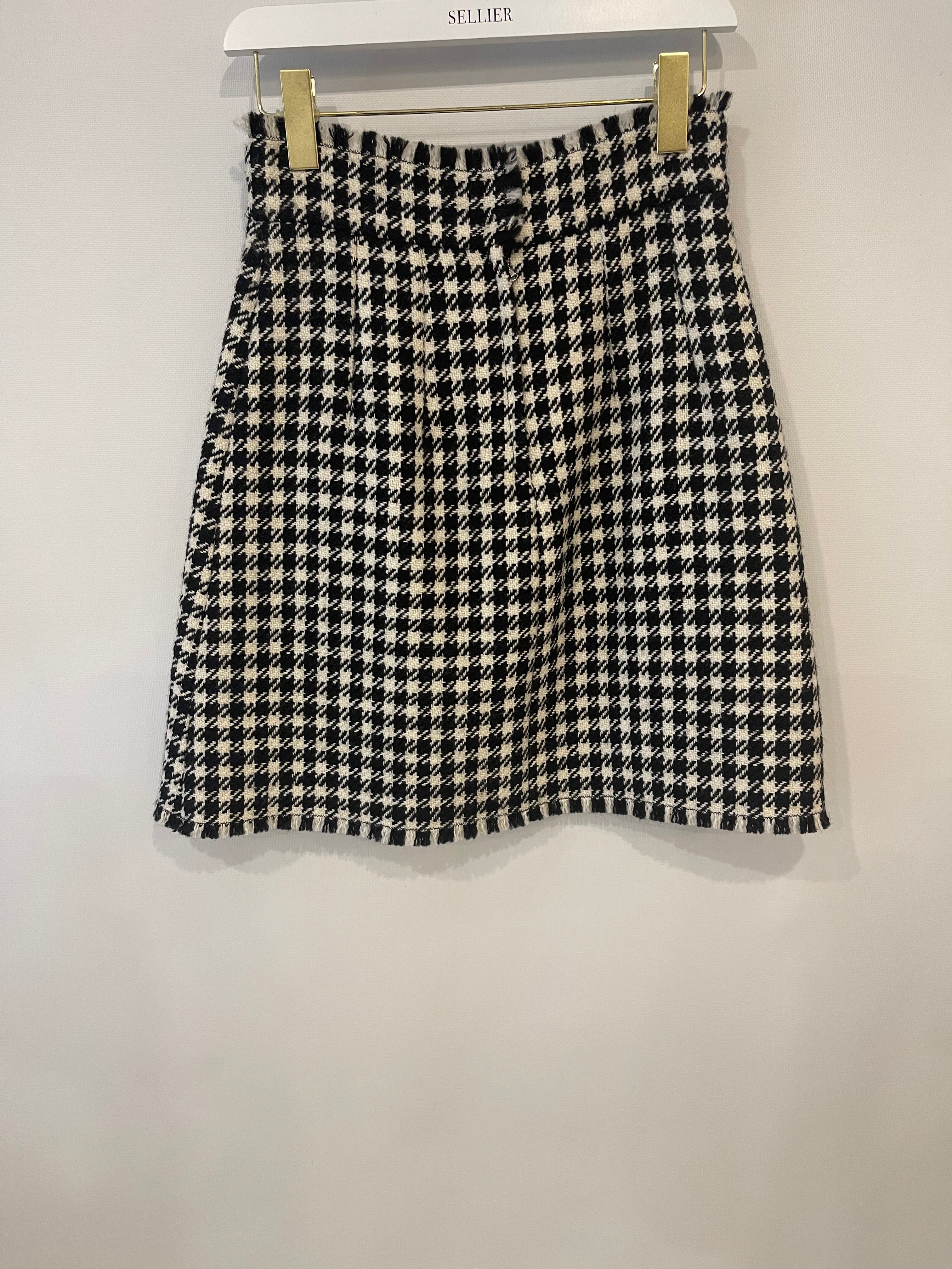 Dolce & Gabbana Black & White Wool Houndstooth Mini Skirt with Zebra Appliqué Size IT 38 (UK 6) - Image 9