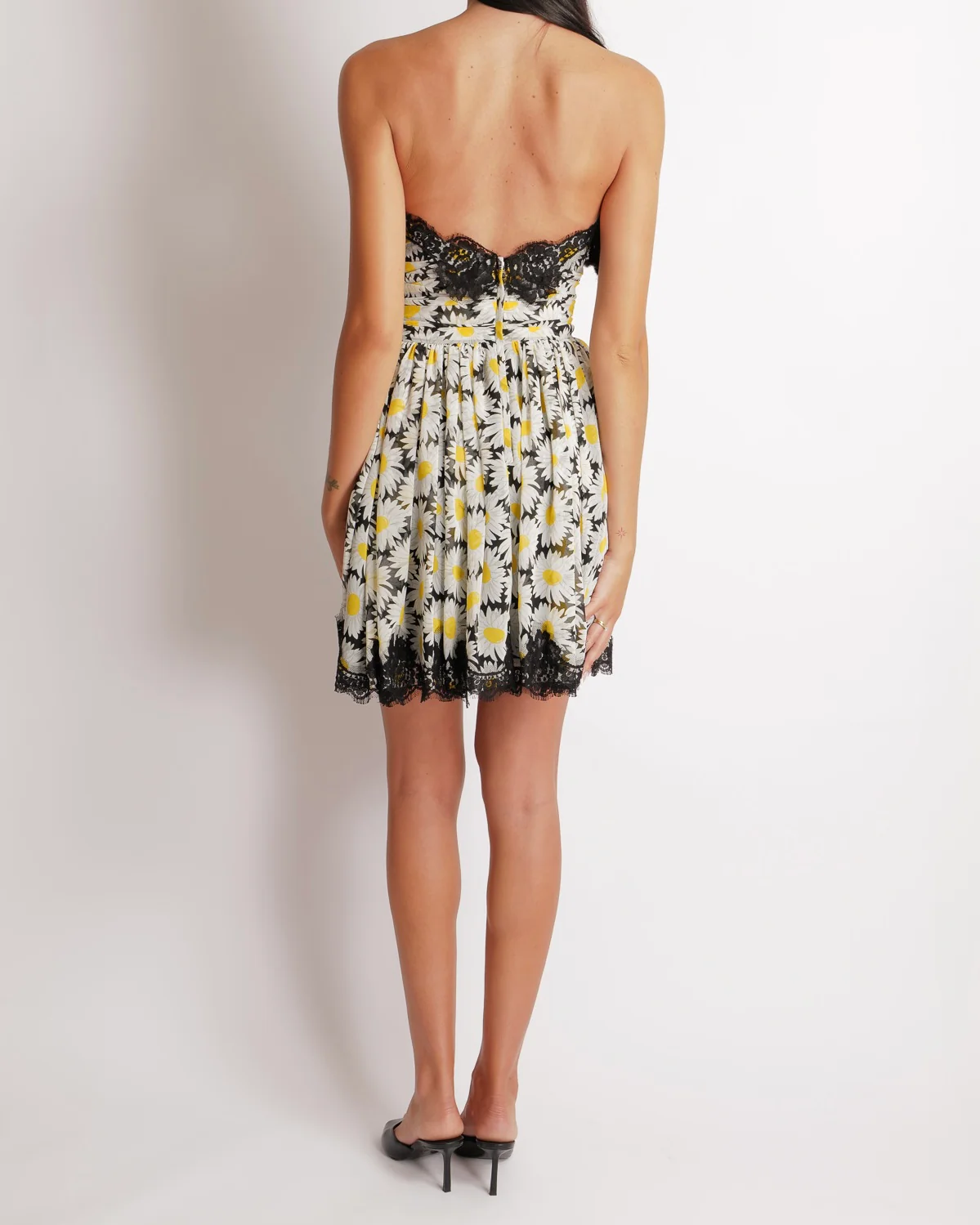 Dolce & Gabbana Black and White Daisy Printed Sleeveless Mini Dress with Rouched Bustier Top Detail and Black Lace Trims Size IT 38 (UK 6) - Image 5