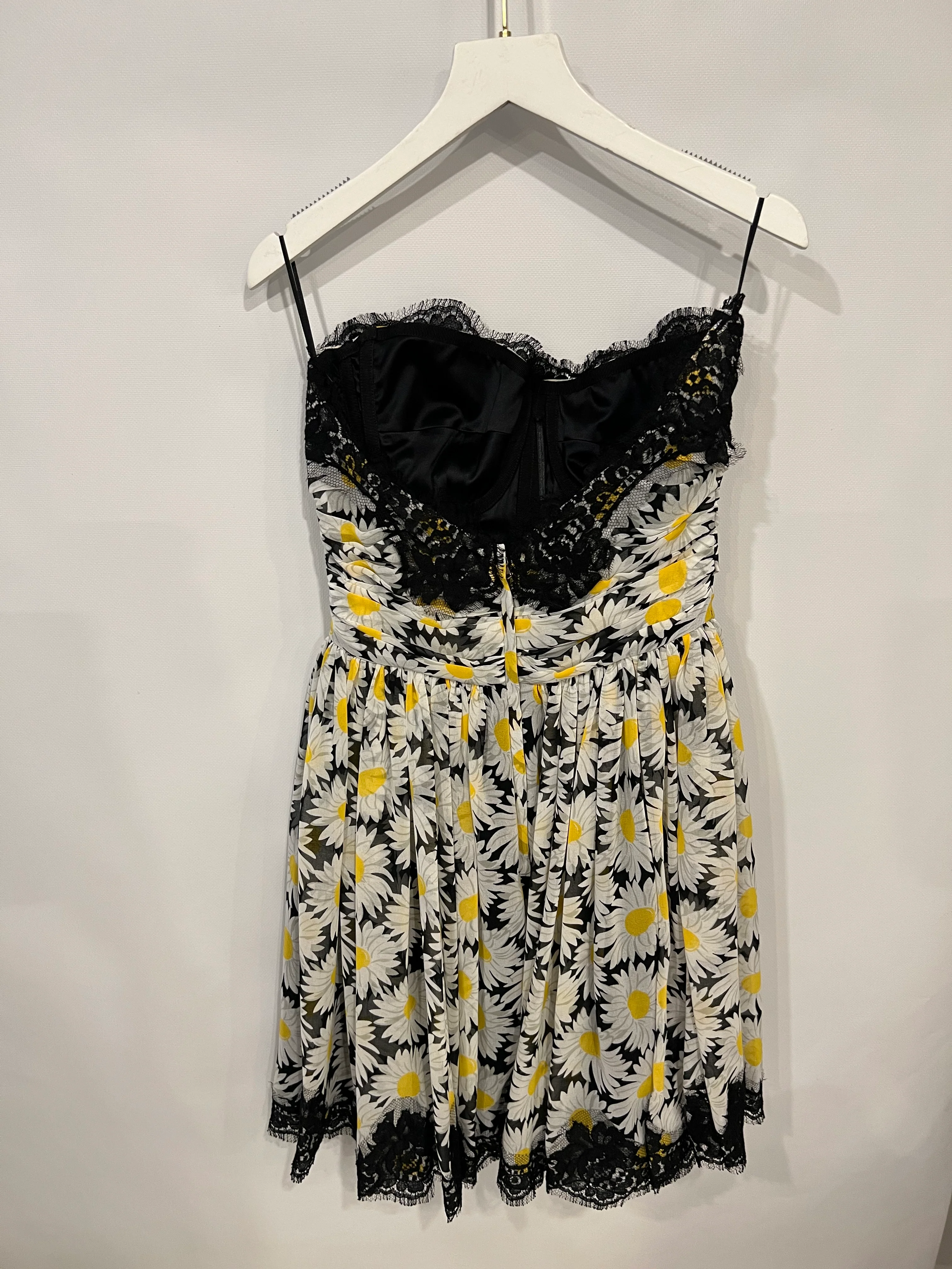 Dolce & Gabbana Black and White Daisy Printed Sleeveless Mini Dress with Rouched Bustier Top Detail and Black Lace Trims Size IT 38 (UK 6) - Image 7