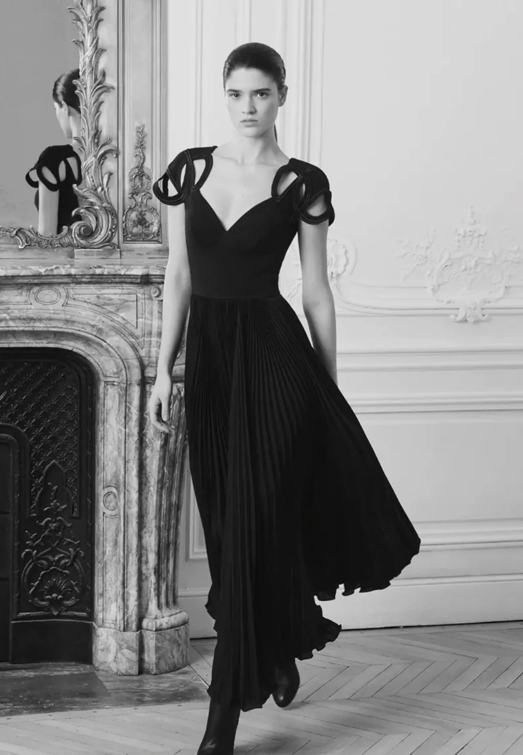 Elie Saab Pre-Fall 2024 Black Sleeveless Gown with Structural Straps and Pleated Skirt Size FR 42 (UK 14) - Image 4