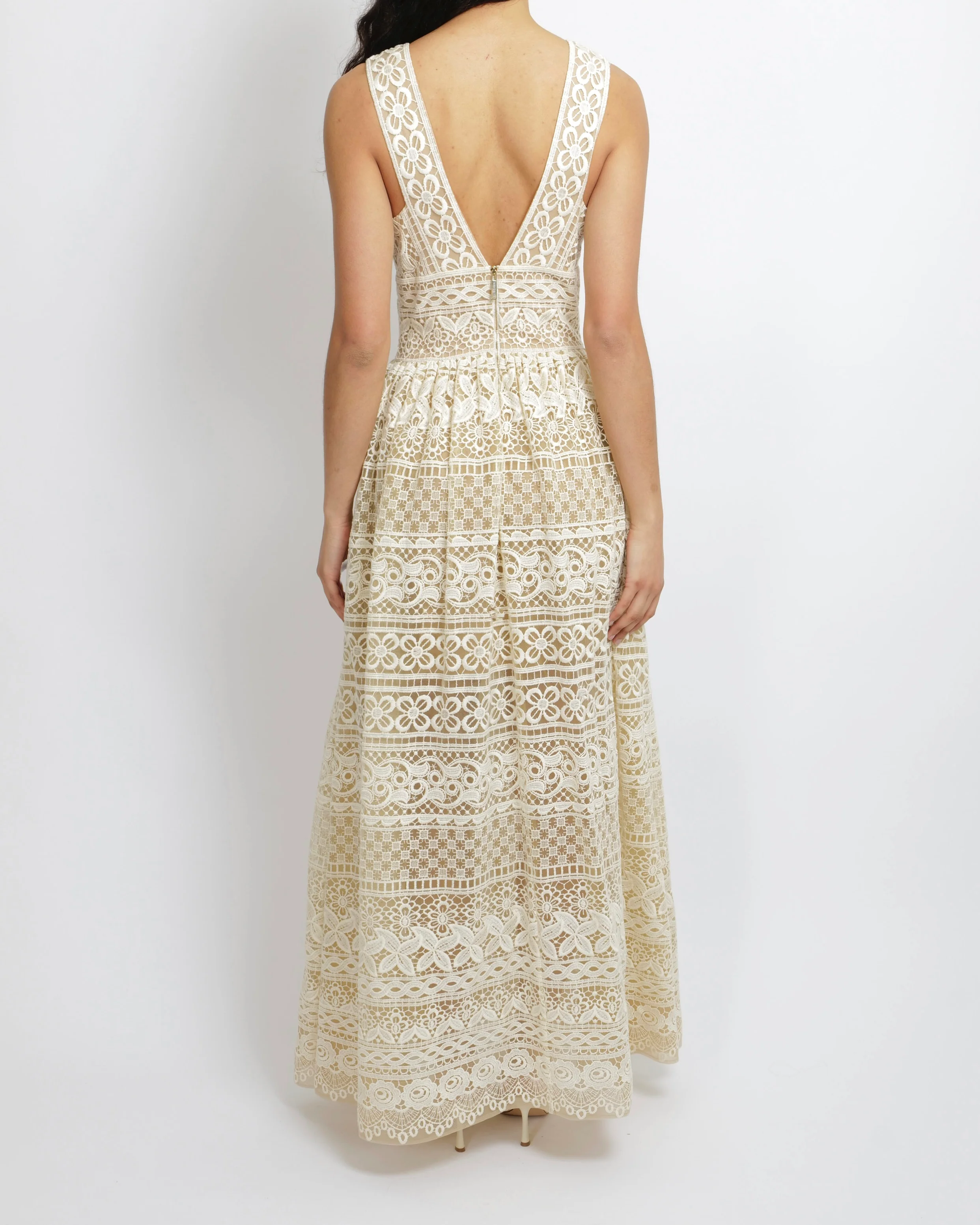 Elie Saab Resort 2016 Ivory and Beige Embroidered Lace Sleeveless Gown with V-Neck Detail Size FR 38 (UK 10) - Image 4