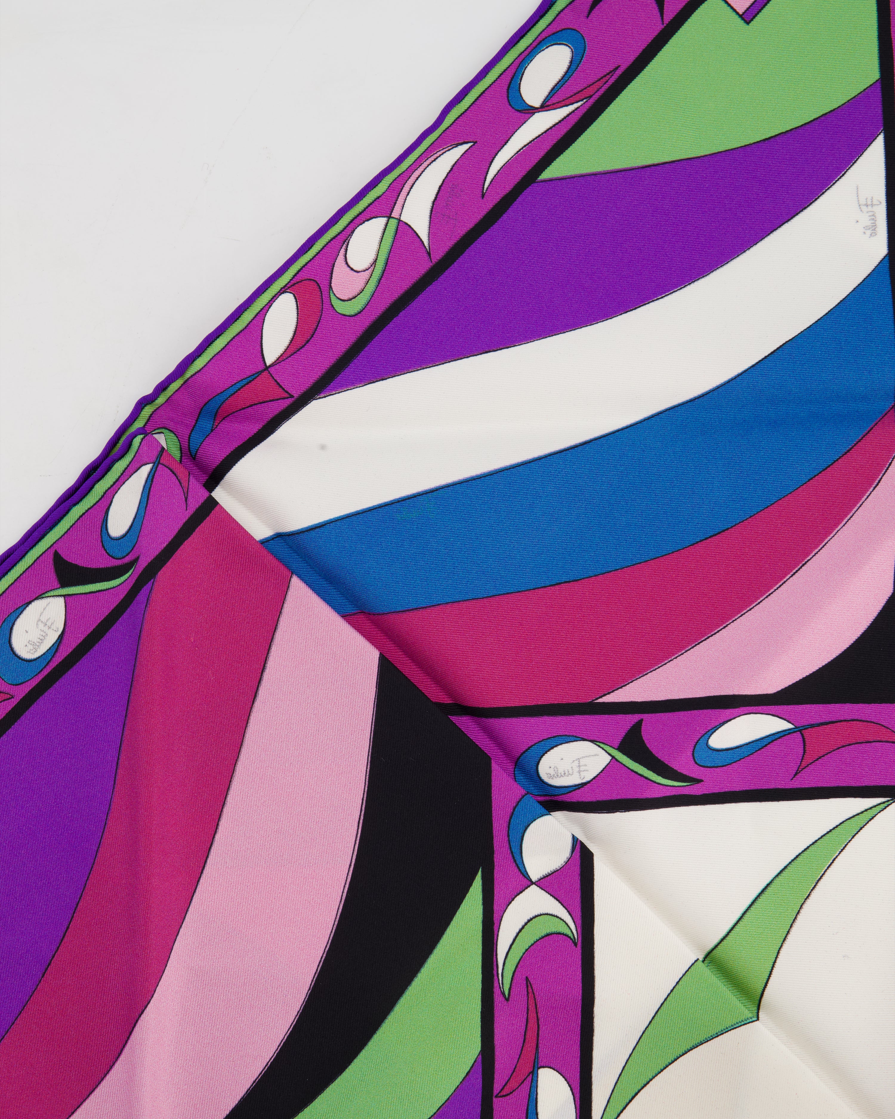 Emilio Pucci Multi-Colour Pesci Print Reversible Silk Triangle Scarf Size 130cm x 135cm - Image 10
