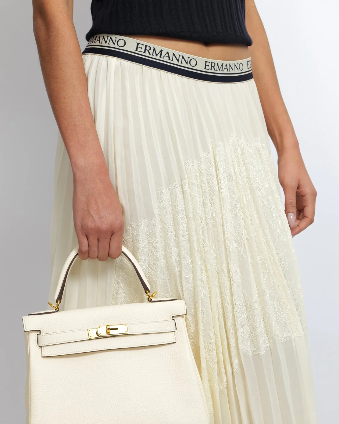 Ermanno Scervino Cream Pleated Maxi Skirt with Lace Details and Navy Logo Waistband Size IT 44 (UK 12) - Image 2