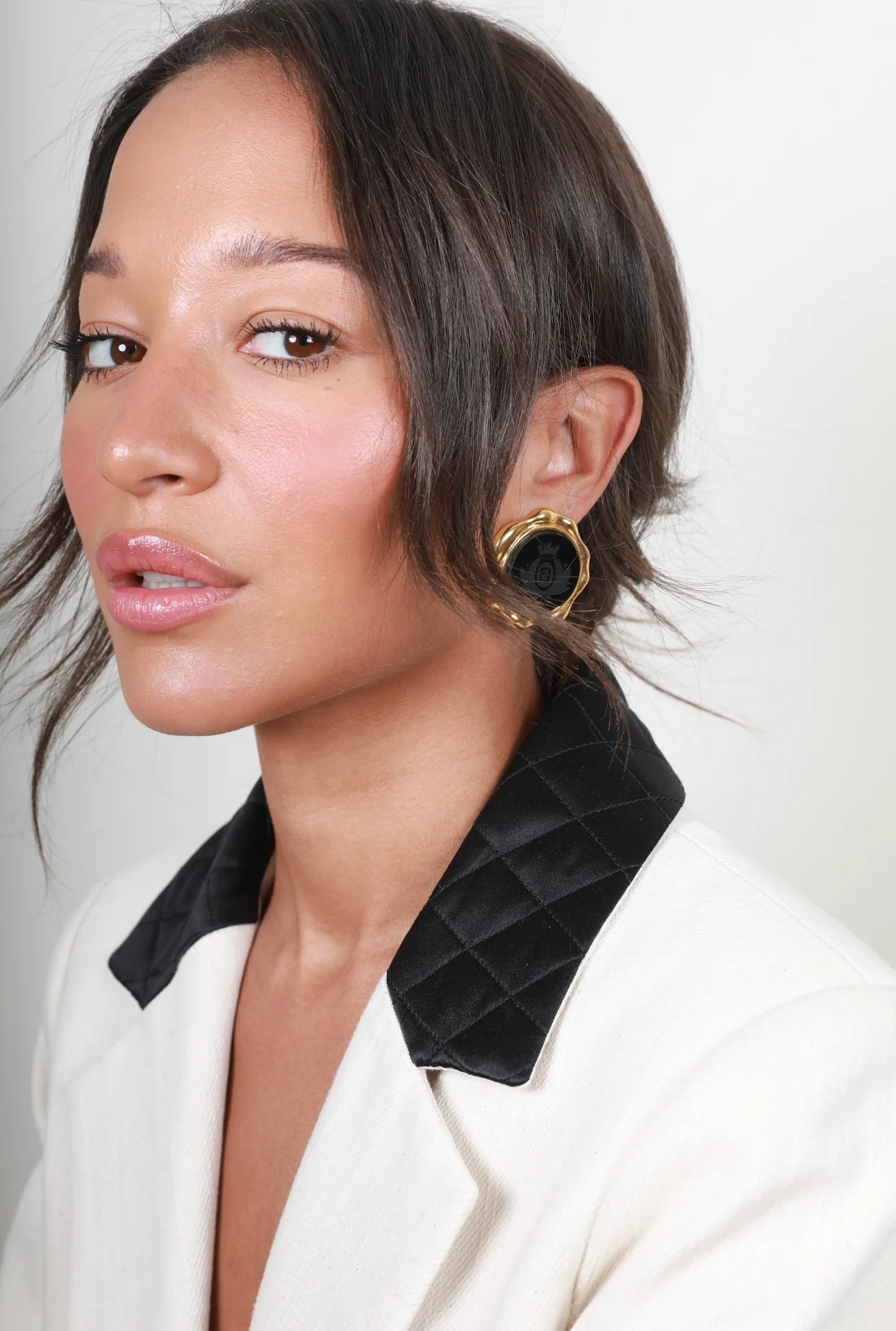Fendi Gold and Black Vintage Circle Clip-On Earrings with Logo - Image 4