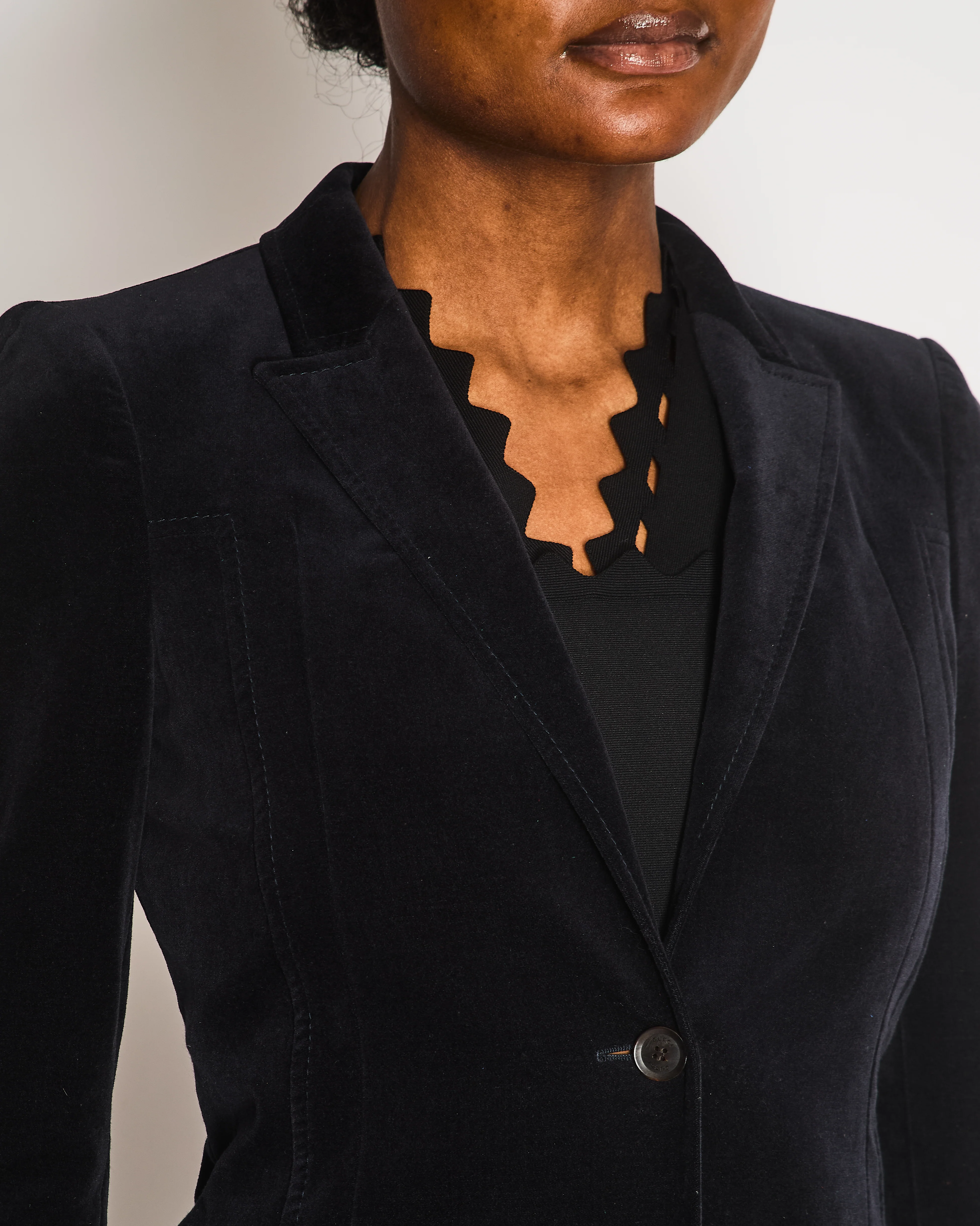 Gucci Black Velvet Single-Breasted Blazer with Logo Buttons Size IT 38 (UK 6) - Image 5