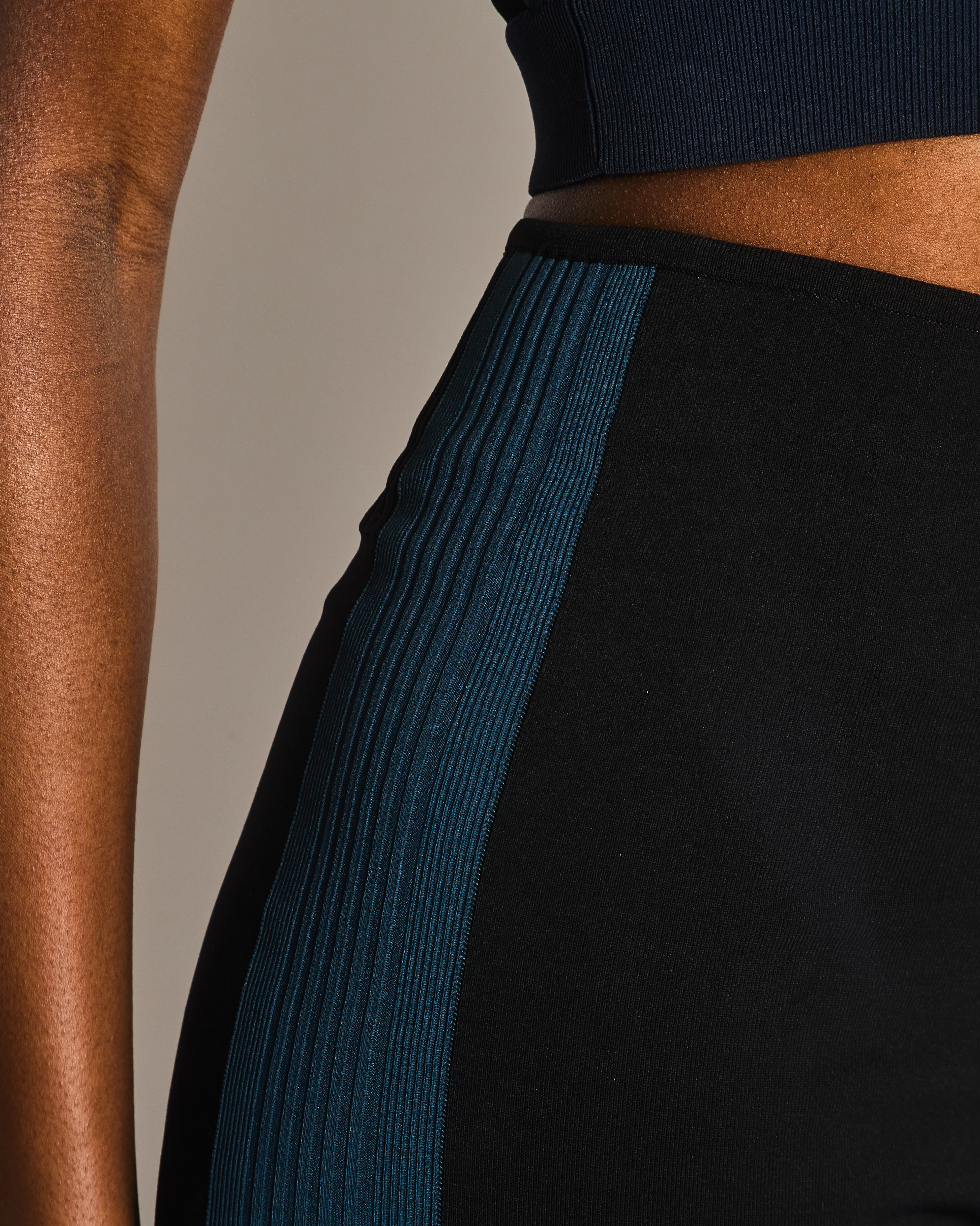 Hermès Black Top and Shorts Sports Set with Blue Ribbed Bands Detail Size S (UK 8) RRP £865 - Image 5