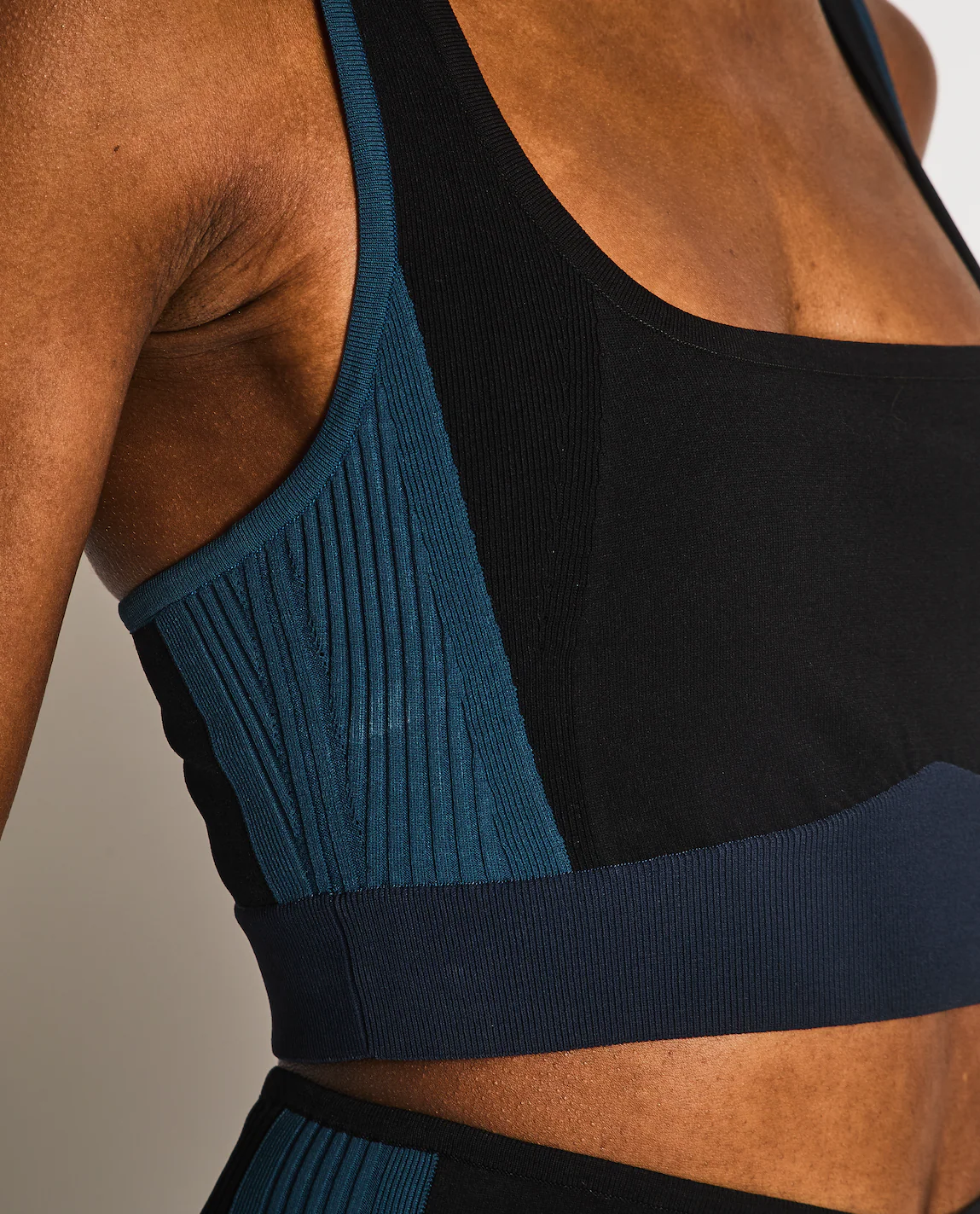 Hermès Black Top and Shorts Sports Set with Blue Ribbed Bands Detail Size S (UK 8) RRP £865 - Image 6