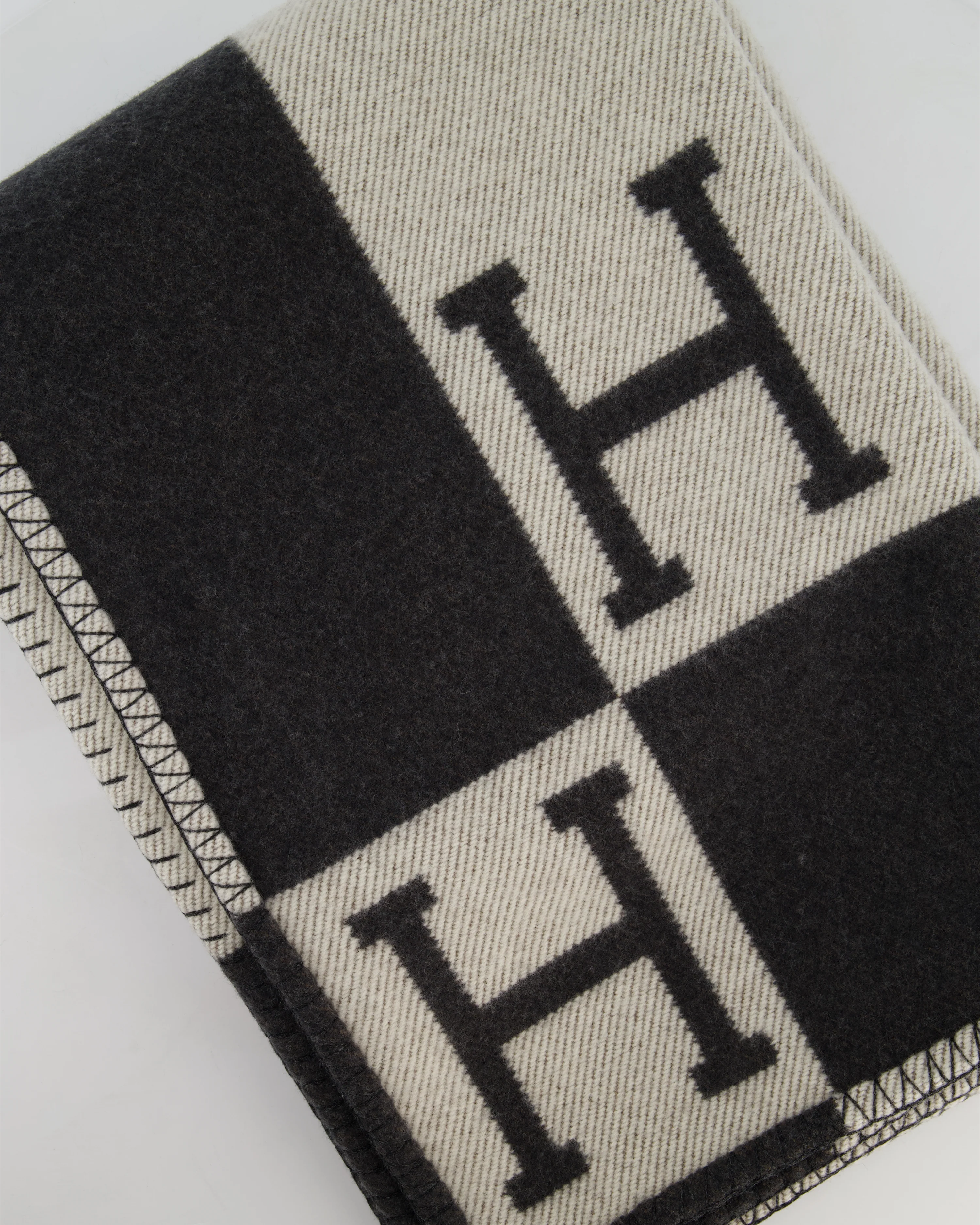*STORE FRESH* Hermès Gris Fonce and Ecru Cashmere Avalon Throw Blanket RRP £1,620