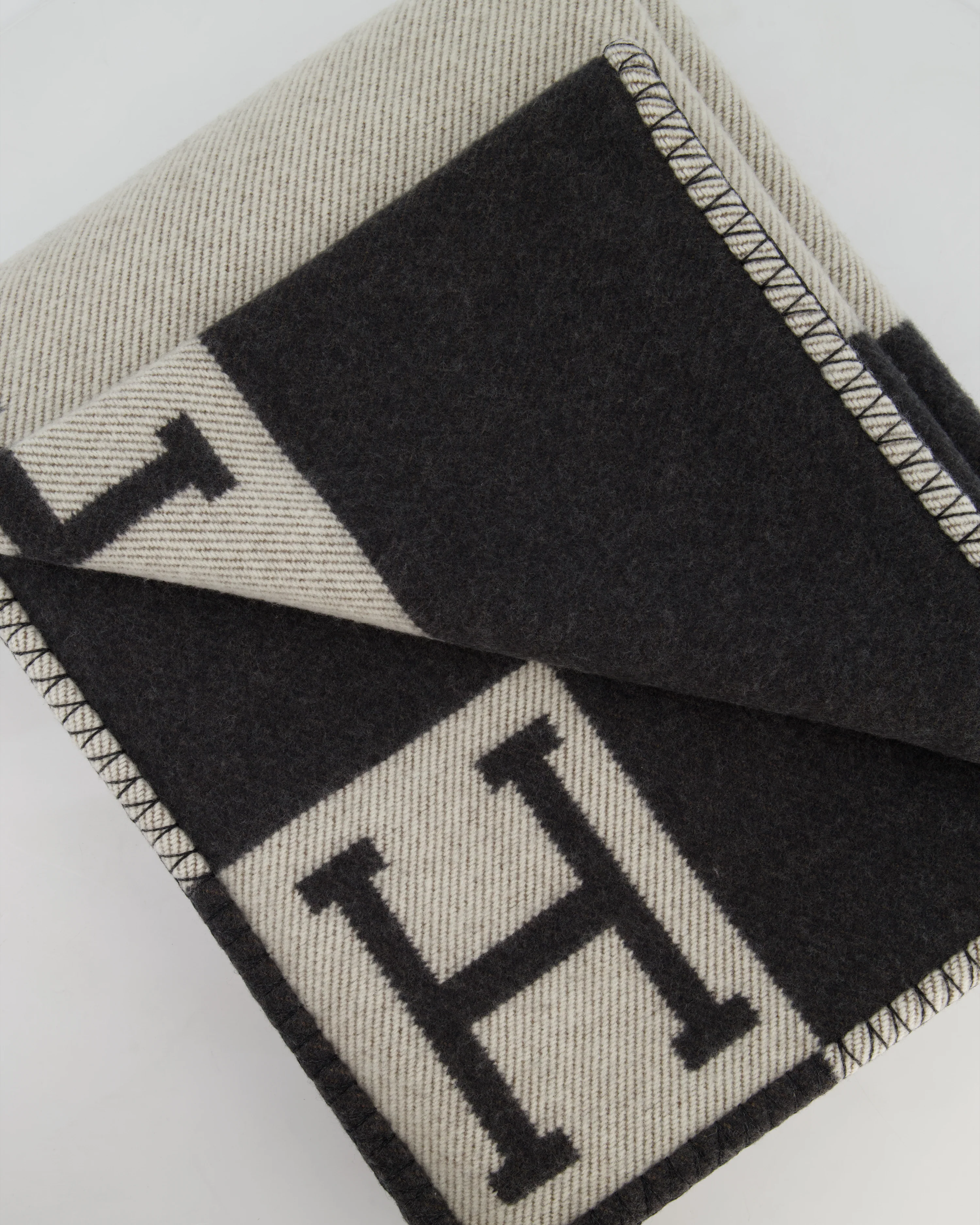 *STORE FRESH* Hermès Gris Fonce and Ecru Cashmere Avalon Throw Blanket RRP £1,620 - Image 2