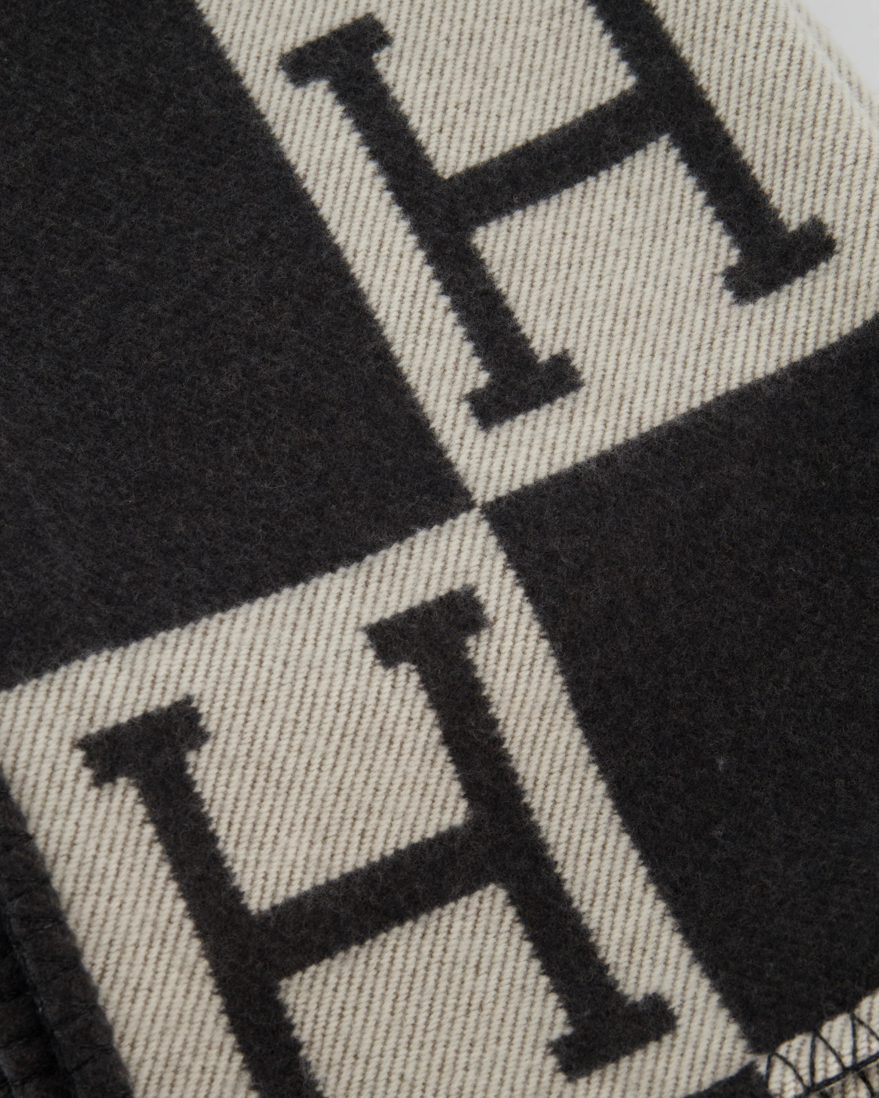 *STORE FRESH* Hermès Gris Fonce and Ecru Cashmere Avalon Throw Blanket RRP £1,620 - Image 4