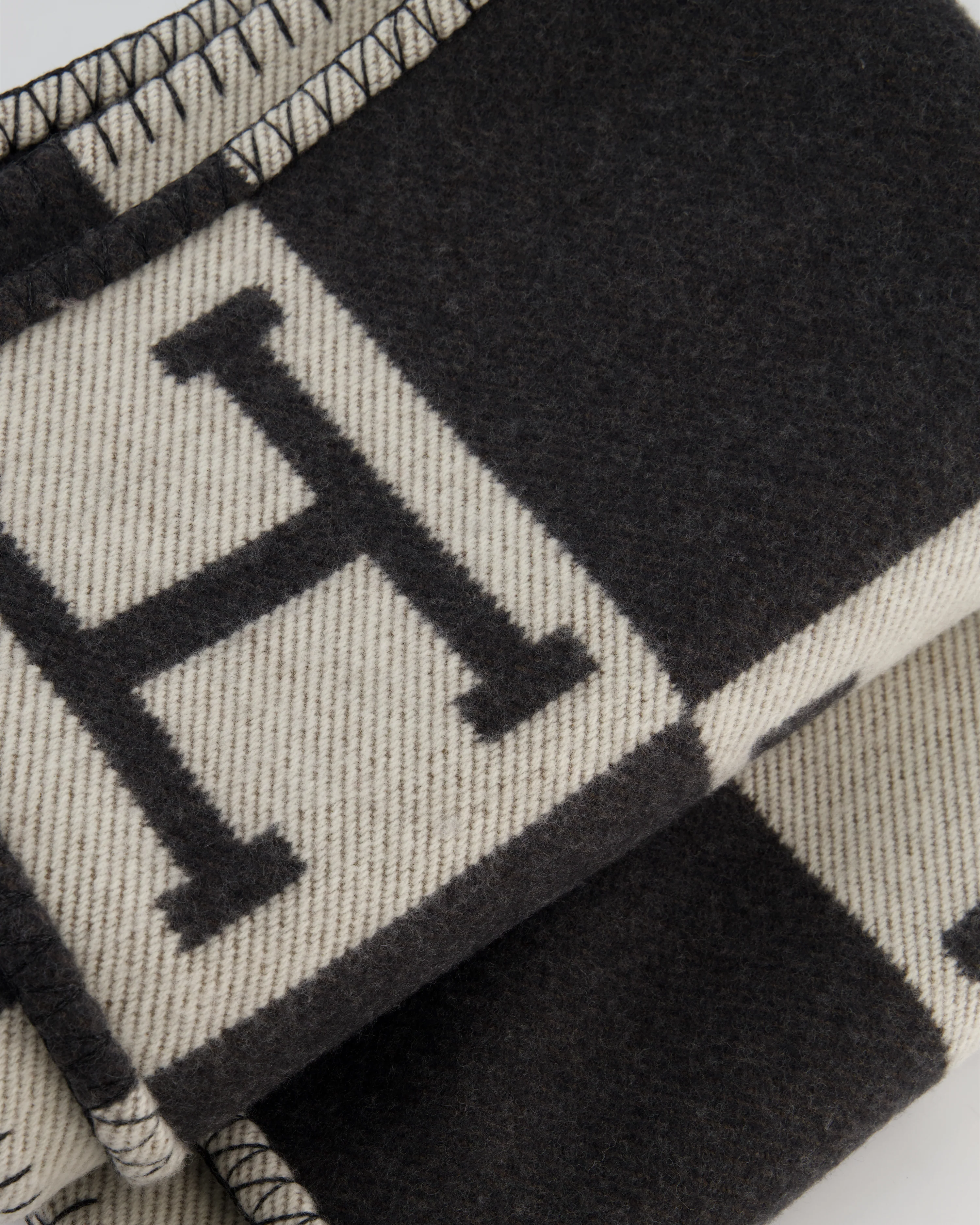 *STORE FRESH* Hermès Gris Fonce and Ecru Cashmere Avalon Throw Blanket RRP £1,620 - Image 5