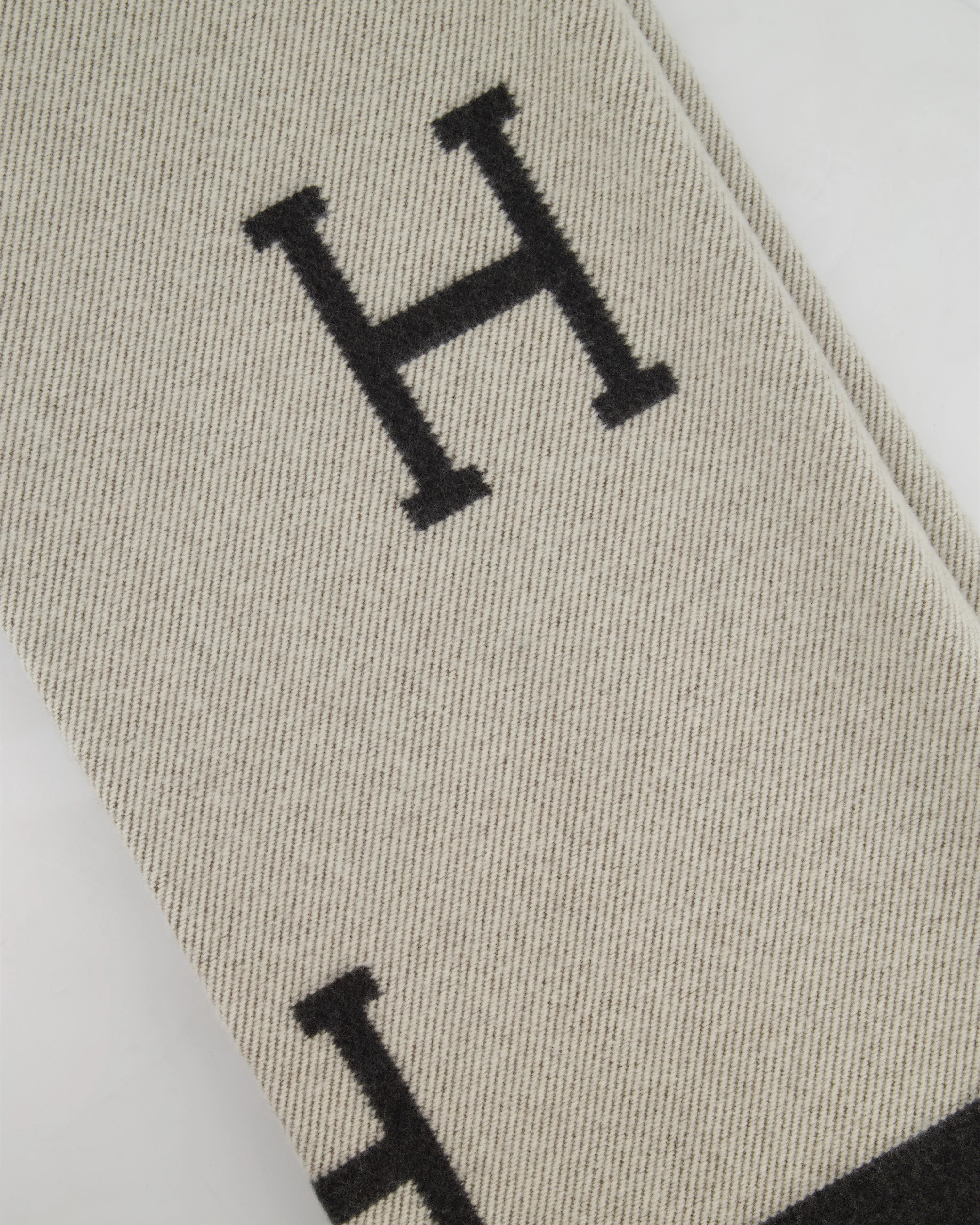 *STORE FRESH* Hermès Gris Fonce and Ecru Cashmere Avalon Throw Blanket RRP £1,620 - Image 6