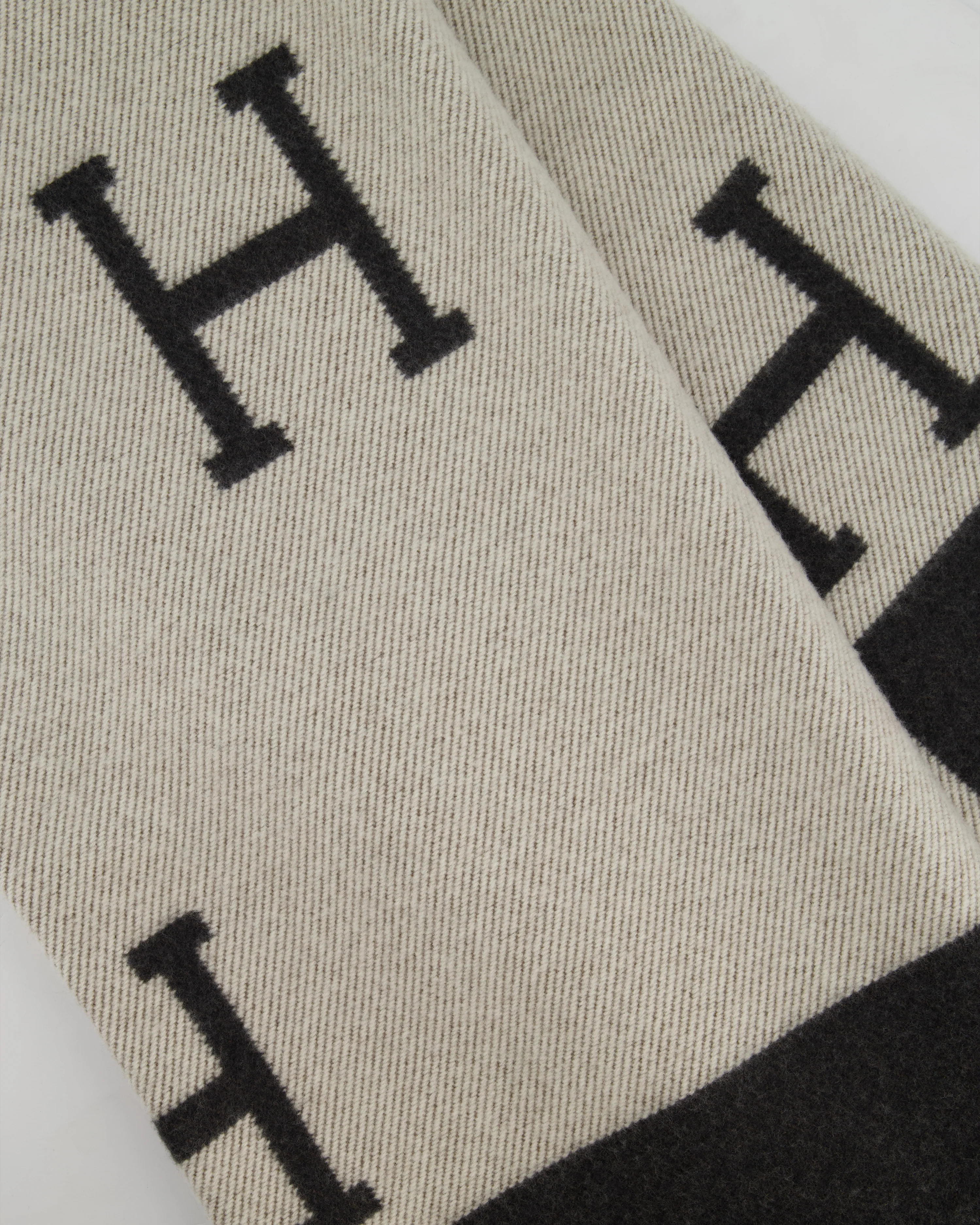 *STORE FRESH* Hermès Gris Fonce and Ecru Cashmere Avalon Throw Blanket RRP £1,620 - Image 7