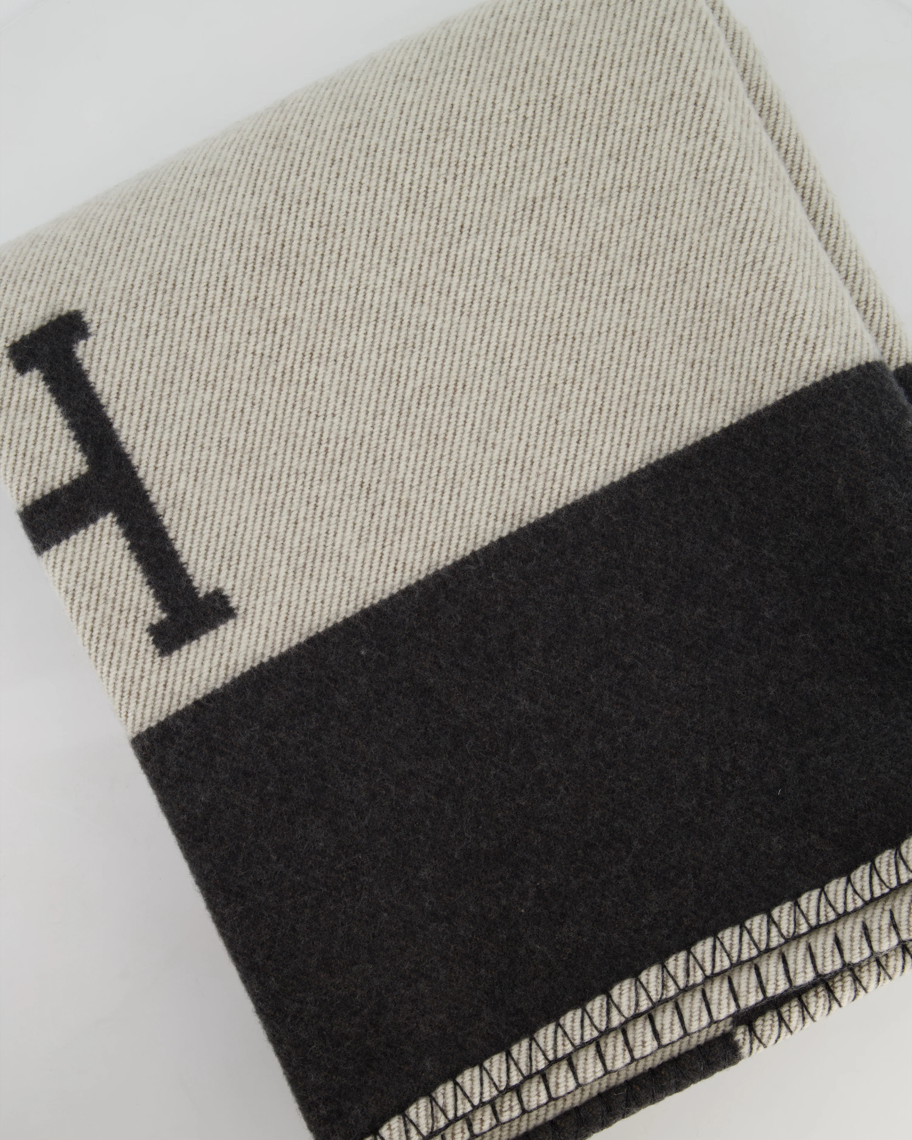*STORE FRESH* Hermès Gris Fonce and Ecru Cashmere Avalon Throw Blanket RRP £1,620 - Image 8