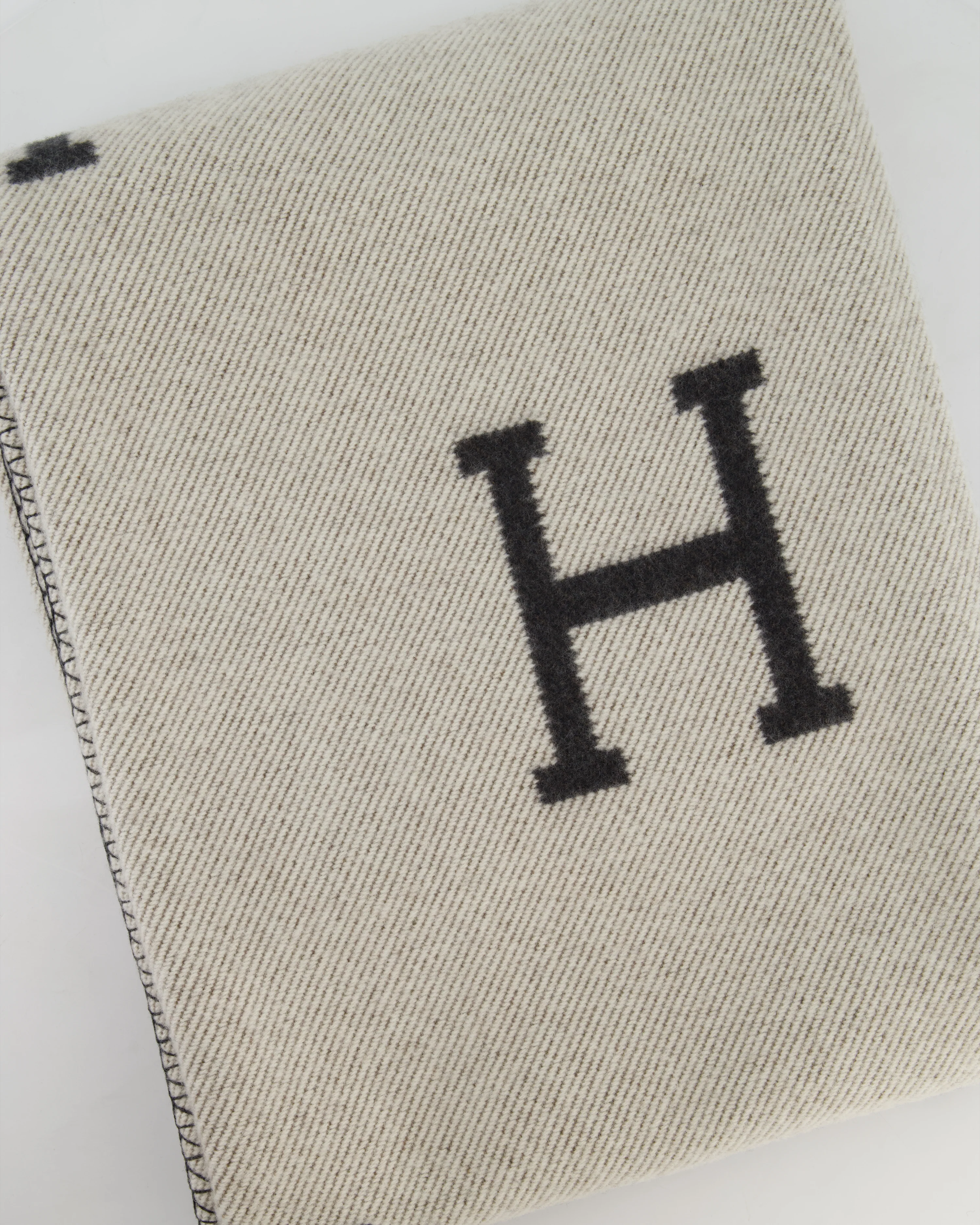 *STORE FRESH* Hermès Gris Fonce and Ecru Cashmere Avalon Throw Blanket RRP £1,620 - Image 9