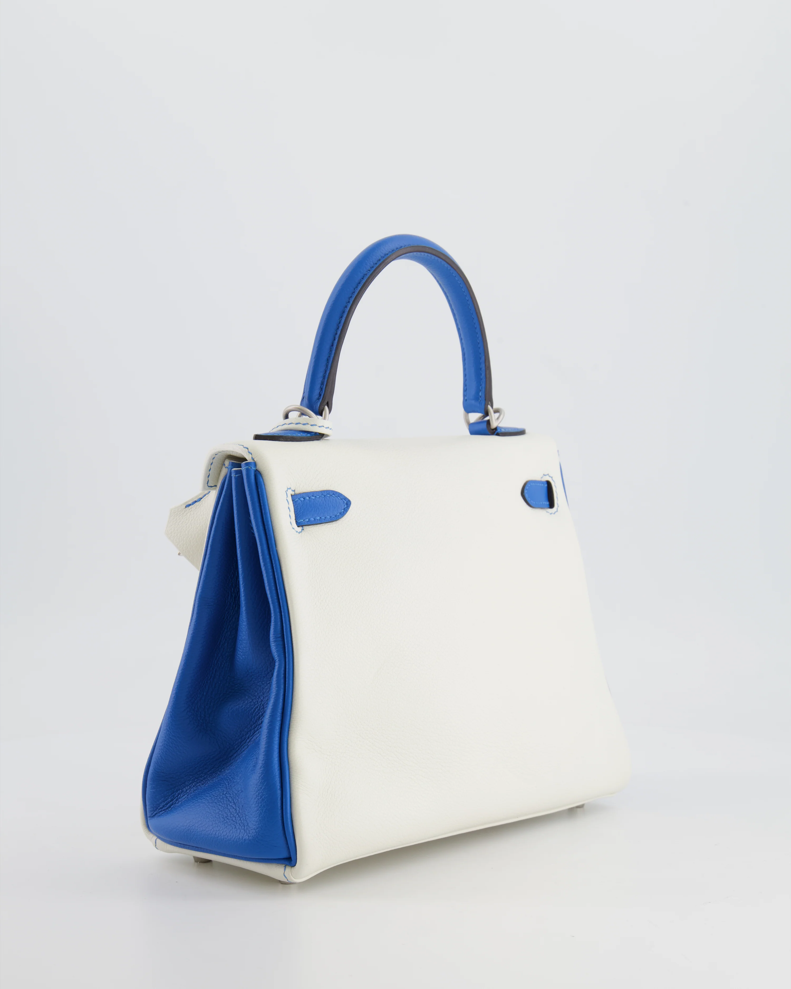 Hermès HSS Kelly 25 Retourne Bag in White and Bleu Mykonos Evercolor Leather with Contrast Stitching and Brushed Palladium Hardware - Image 11