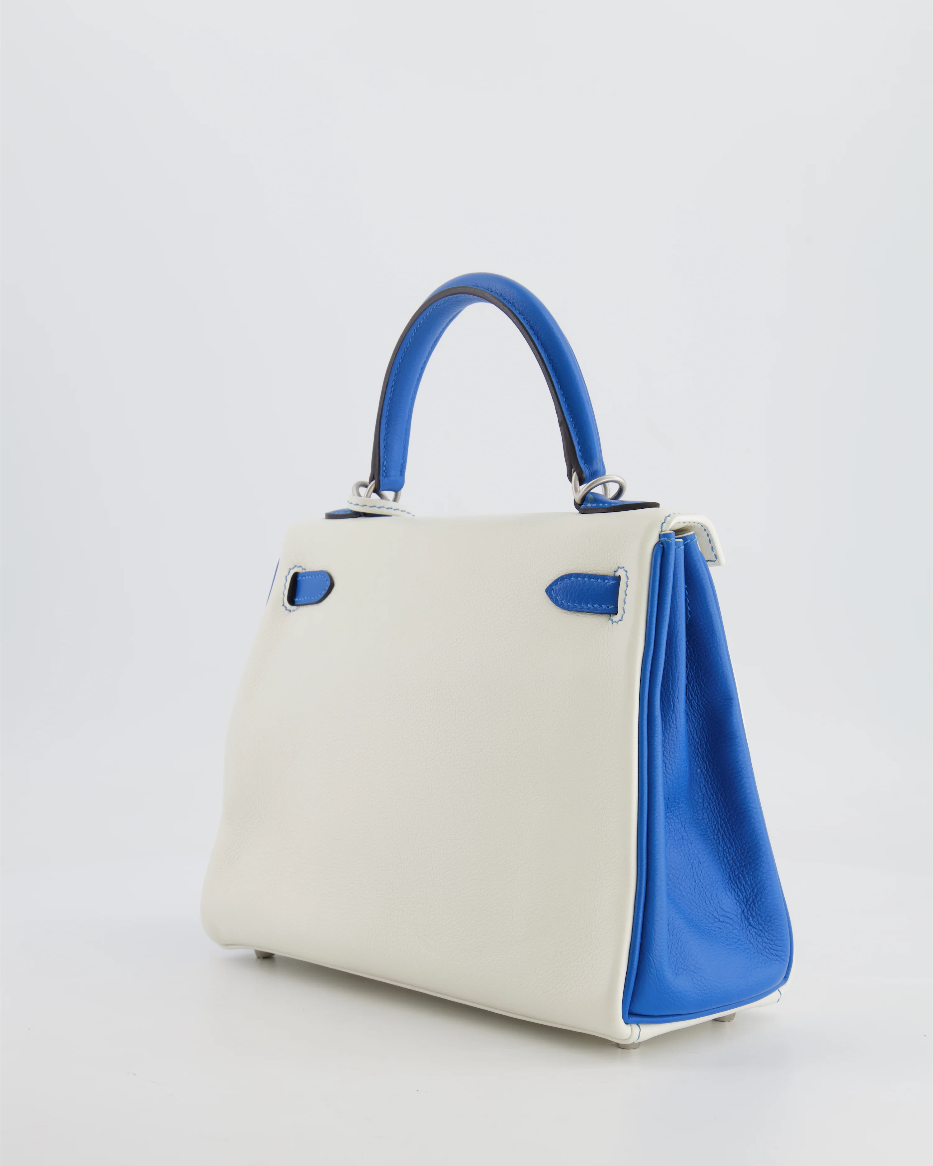 Hermès HSS Kelly 25 Retourne Bag in White and Bleu Mykonos Evercolor Leather with Contrast Stitching and Brushed Palladium Hardware - Image 12