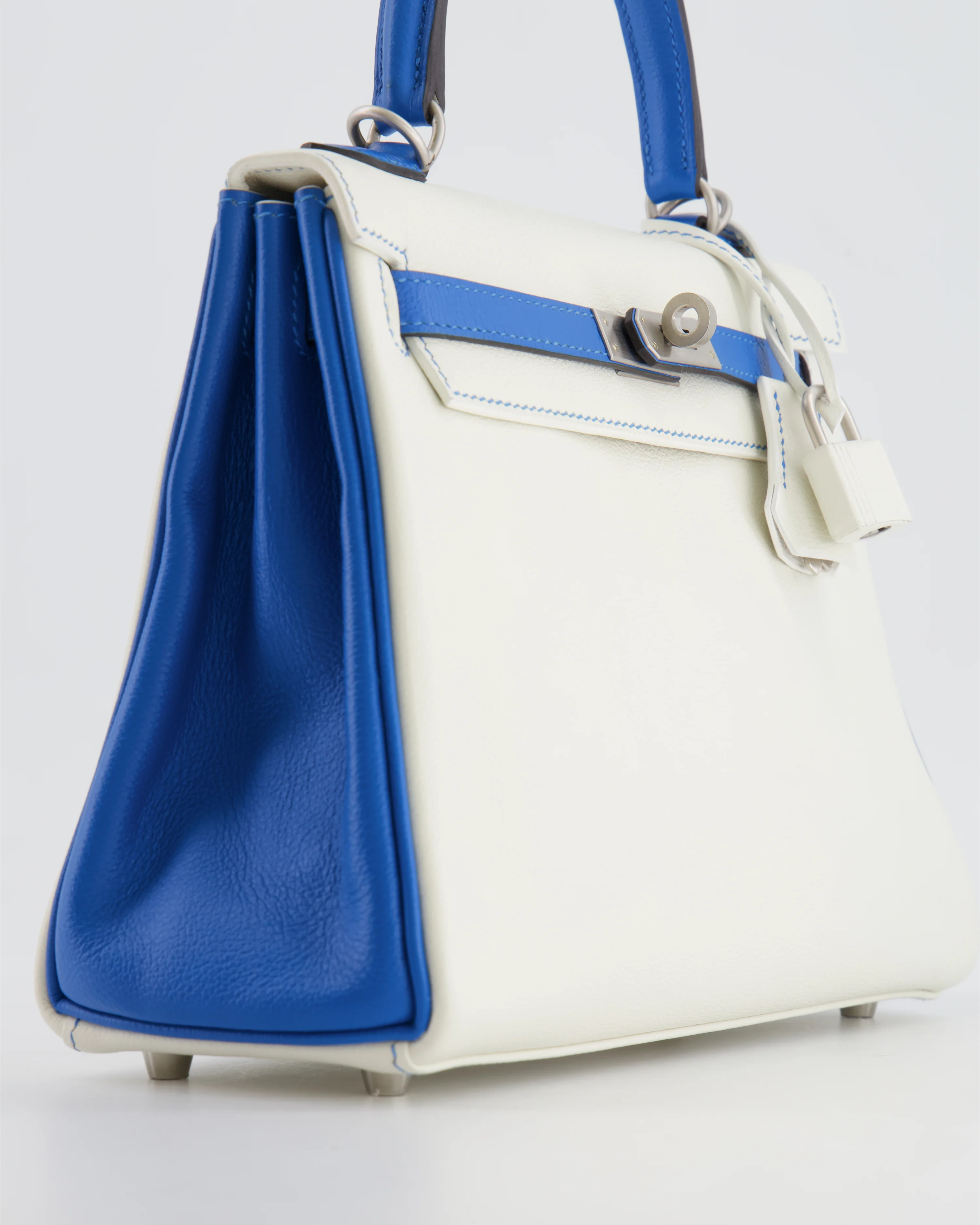 Hermès HSS Kelly 25 Retourne Bag in White and Bleu Mykonos Evercolor Leather with Contrast Stitching and Brushed Palladium Hardware - Image 13