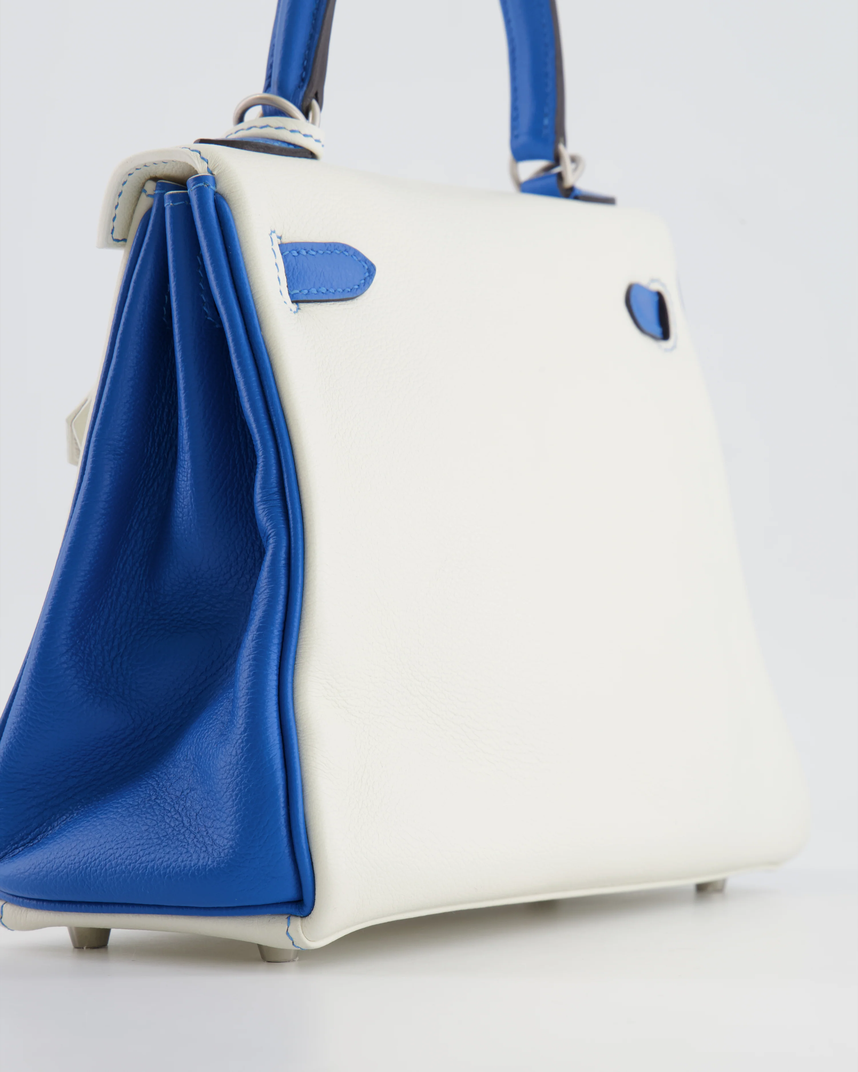 Hermès HSS Kelly 25 Retourne Bag in White and Bleu Mykonos Evercolor Leather with Contrast Stitching and Brushed Palladium Hardware - Image 15