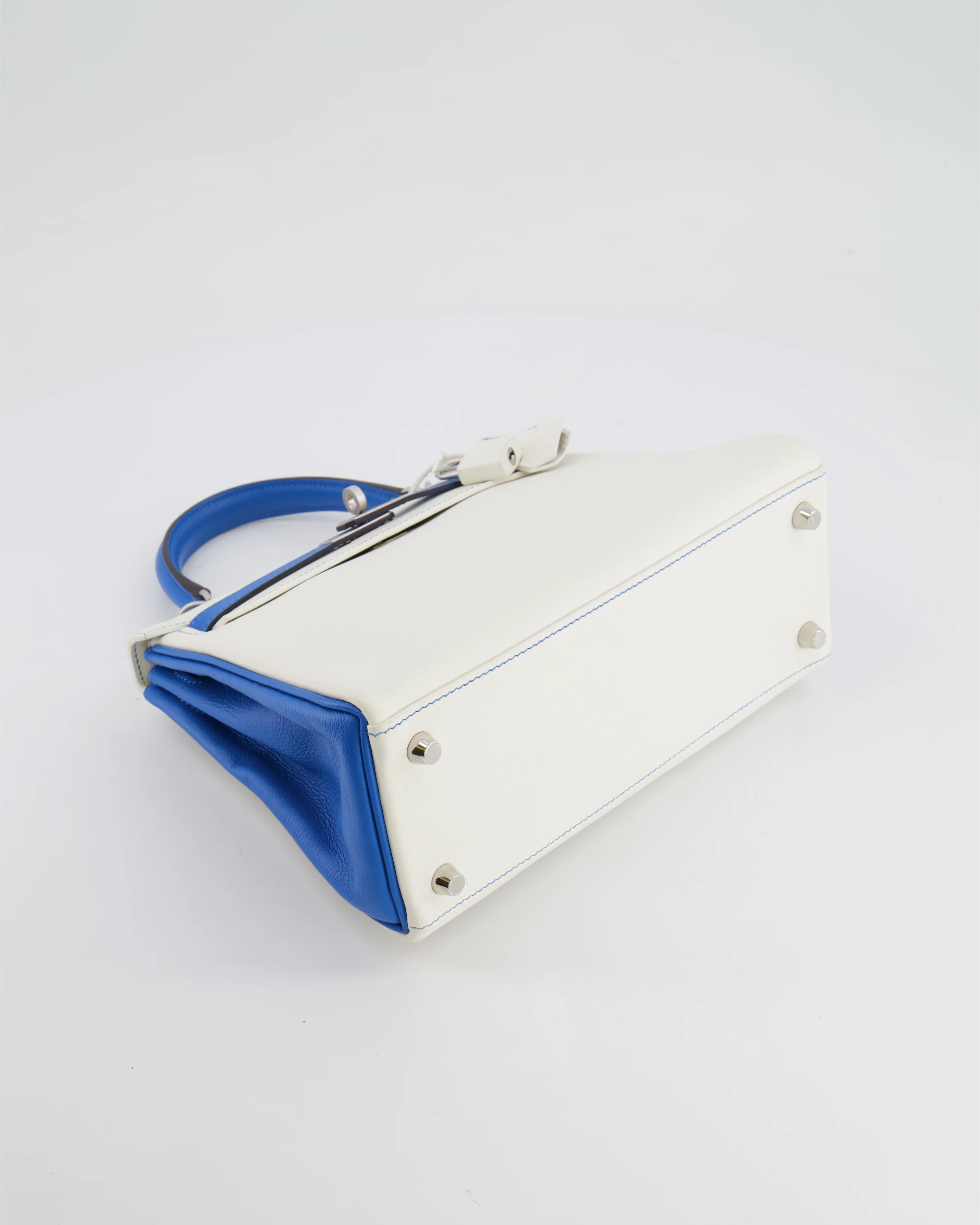 Hermès HSS Kelly 25 Retourne Bag in White and Bleu Mykonos Evercolor Leather with Contrast Stitching and Brushed Palladium Hardware - Image 17