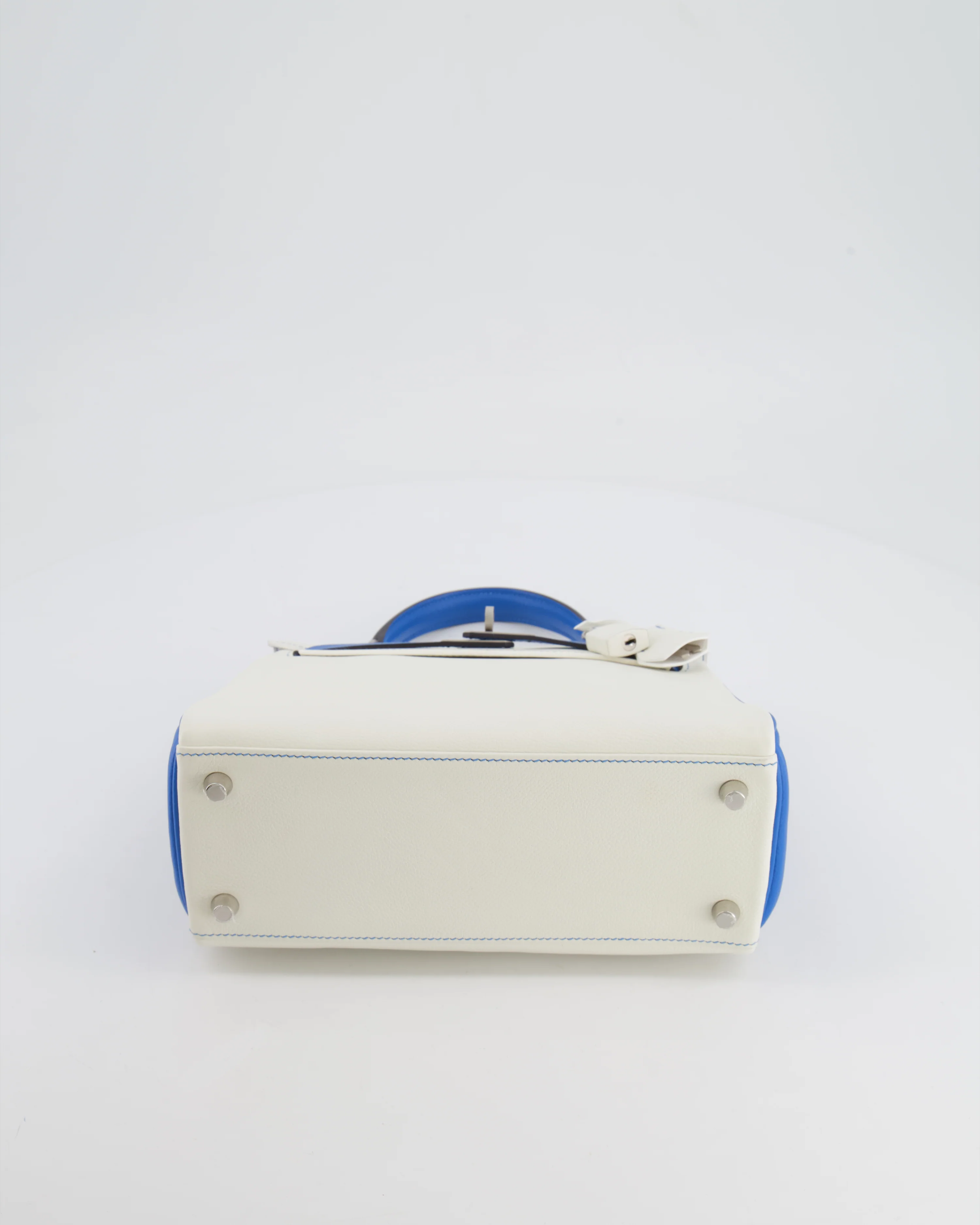 Hermès HSS Kelly 25 Retourne Bag in White and Bleu Mykonos Evercolor Leather with Contrast Stitching and Brushed Palladium Hardware - Image 18