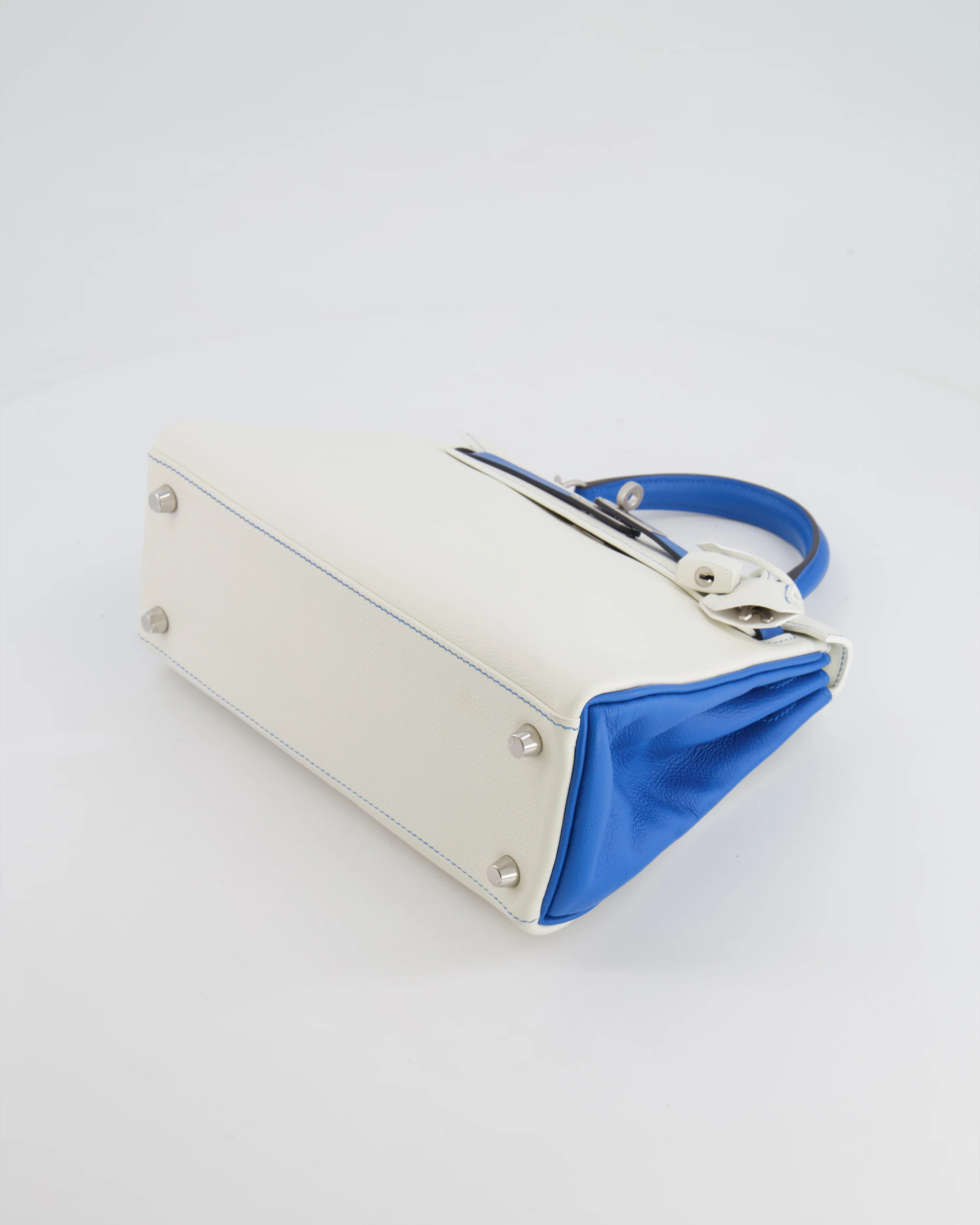 Hermès HSS Kelly 25 Retourne Bag in White and Bleu Mykonos Evercolor Leather with Contrast Stitching and Brushed Palladium Hardware - Image 19
