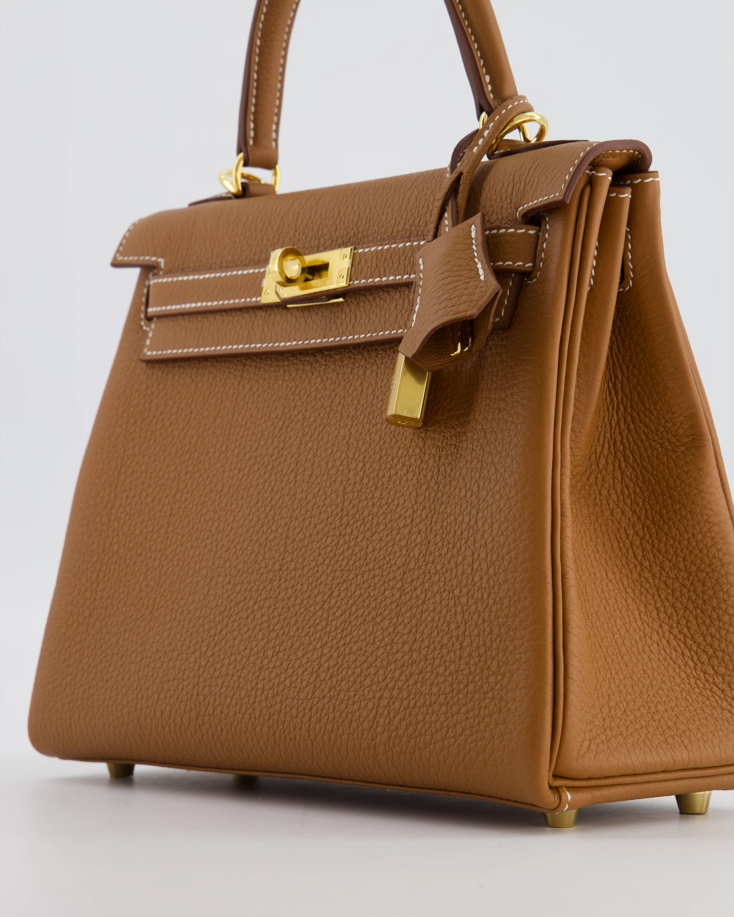 Hermès Kelly 25 Retourne Bag in Gold Togo Leather with Gold Hardware - Image 10