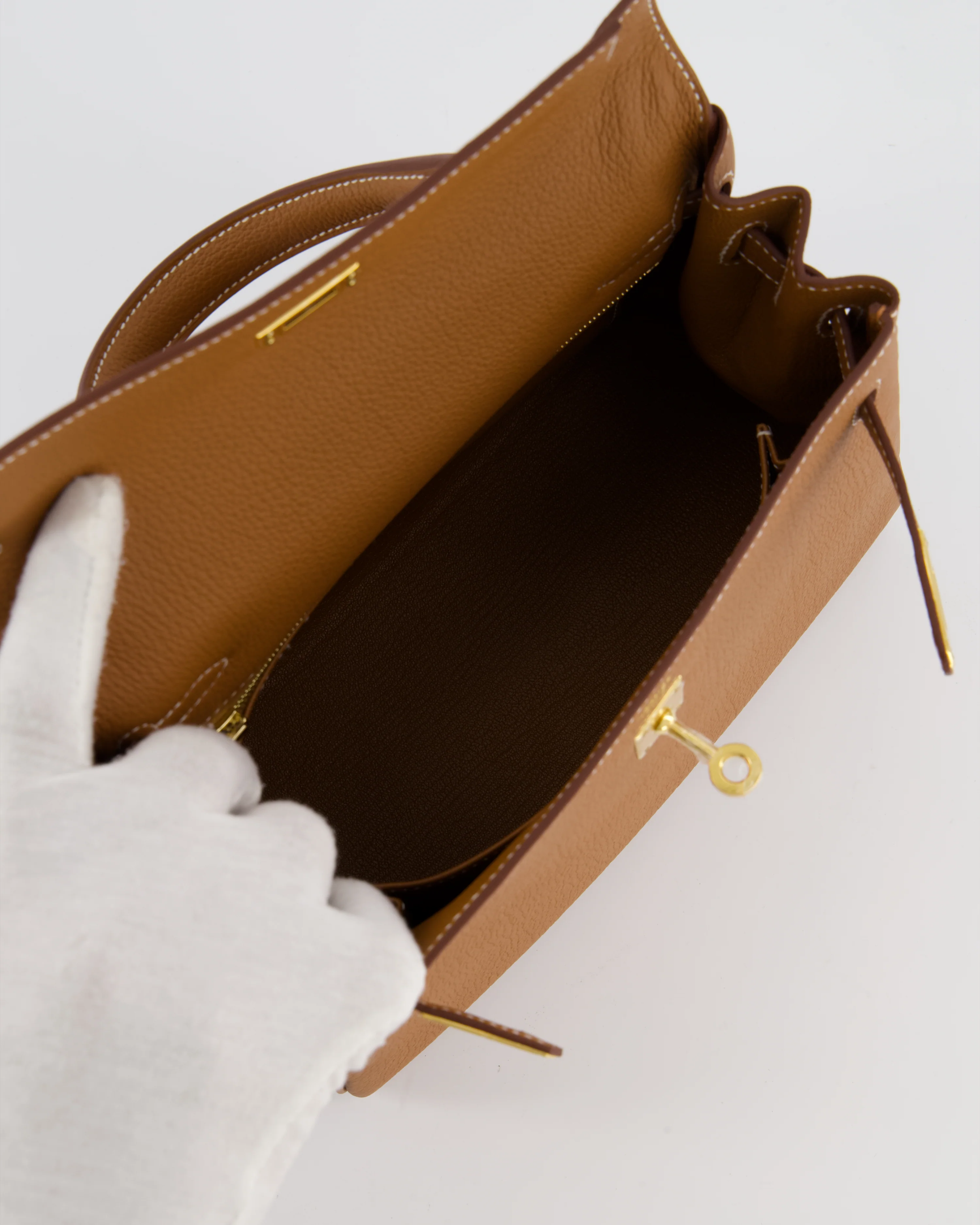 Hermès Kelly 25 Retourne Bag in Gold Togo Leather with Gold Hardware - Image 16