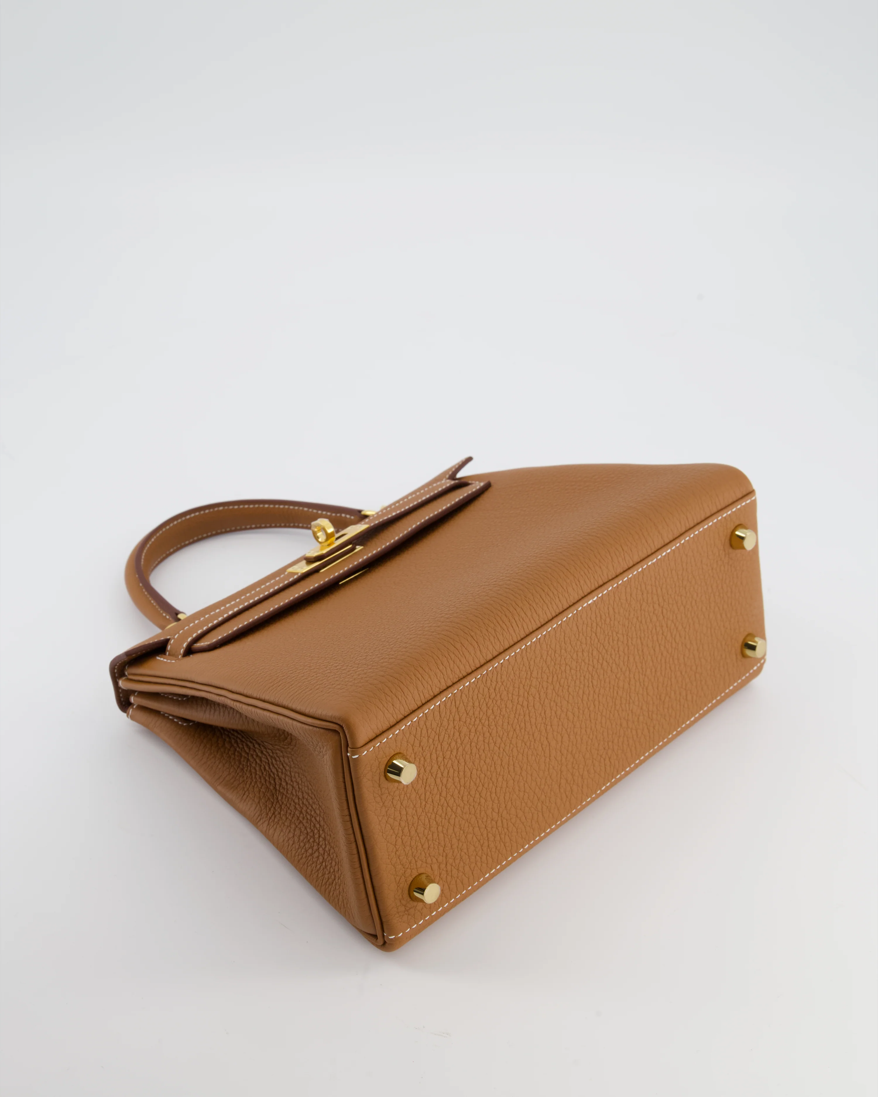 Hermès Kelly 25 Retourne Bag in Gold Togo Leather with Gold Hardware - Image 17