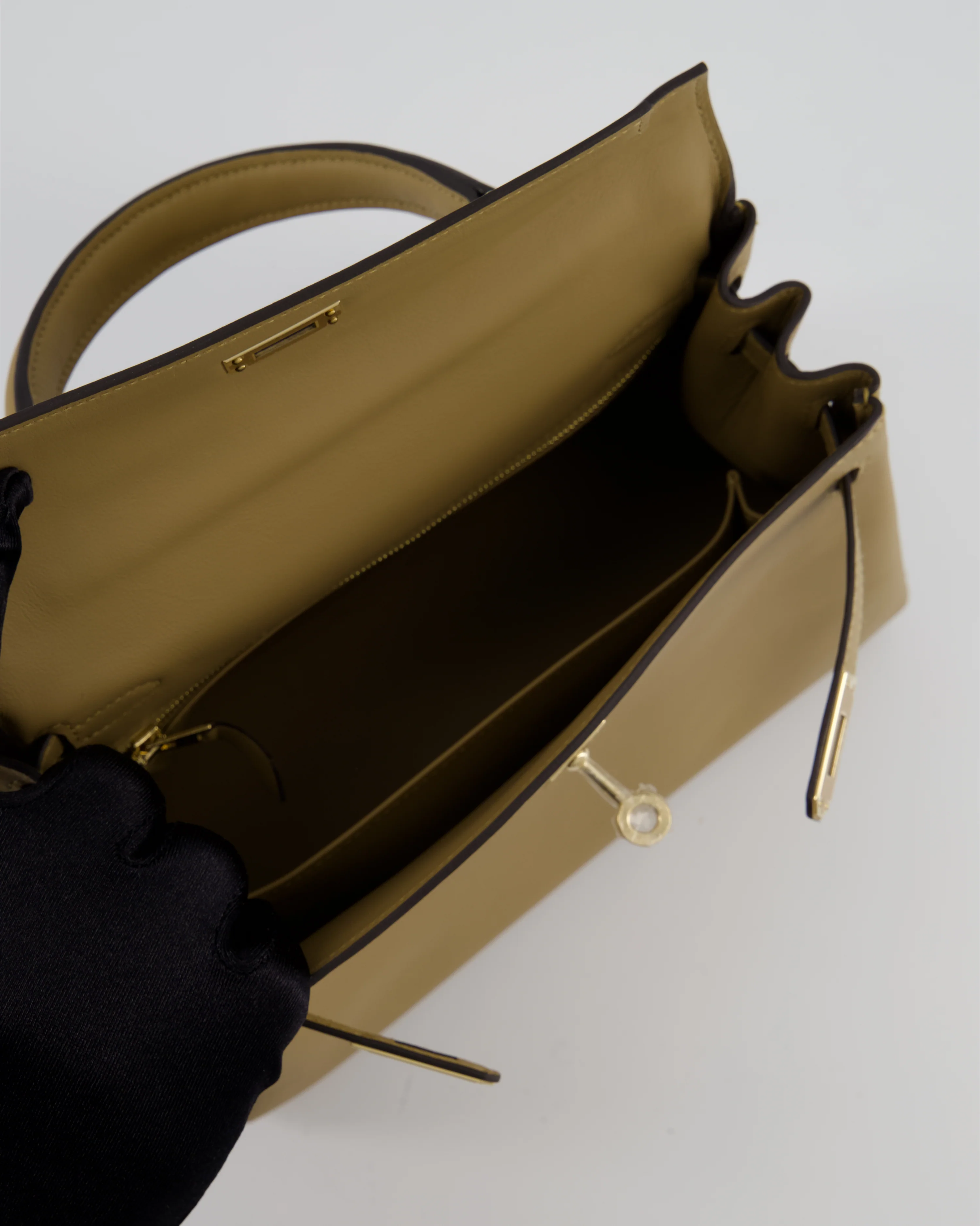 Hermès Kelly 25 Retourne Bag in Poussiere Swift Leather with Permabrass Hardware - Image 12