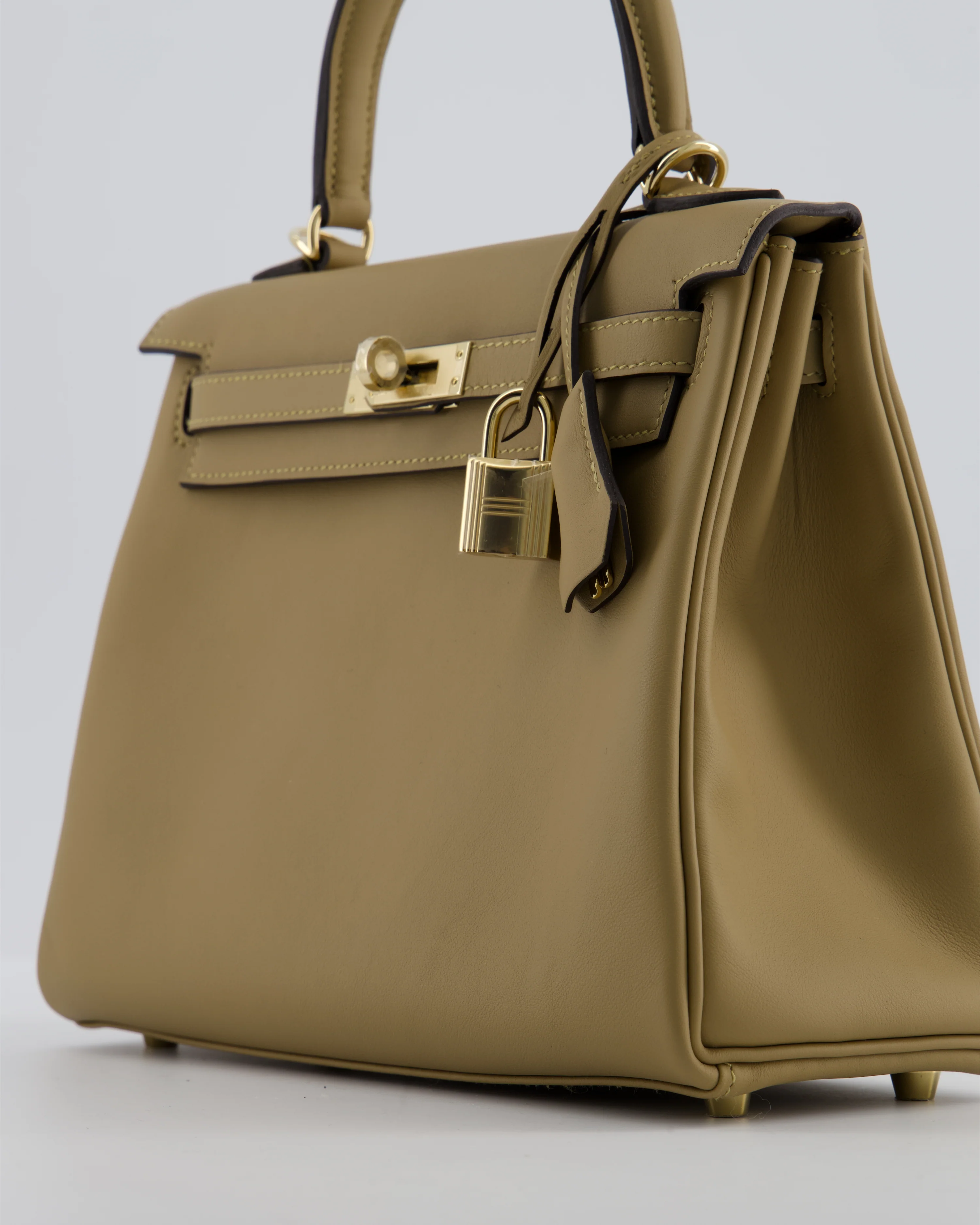 Hermès Kelly 25 Retourne Bag in Poussiere Swift Leather with Permabrass Hardware - Image 14