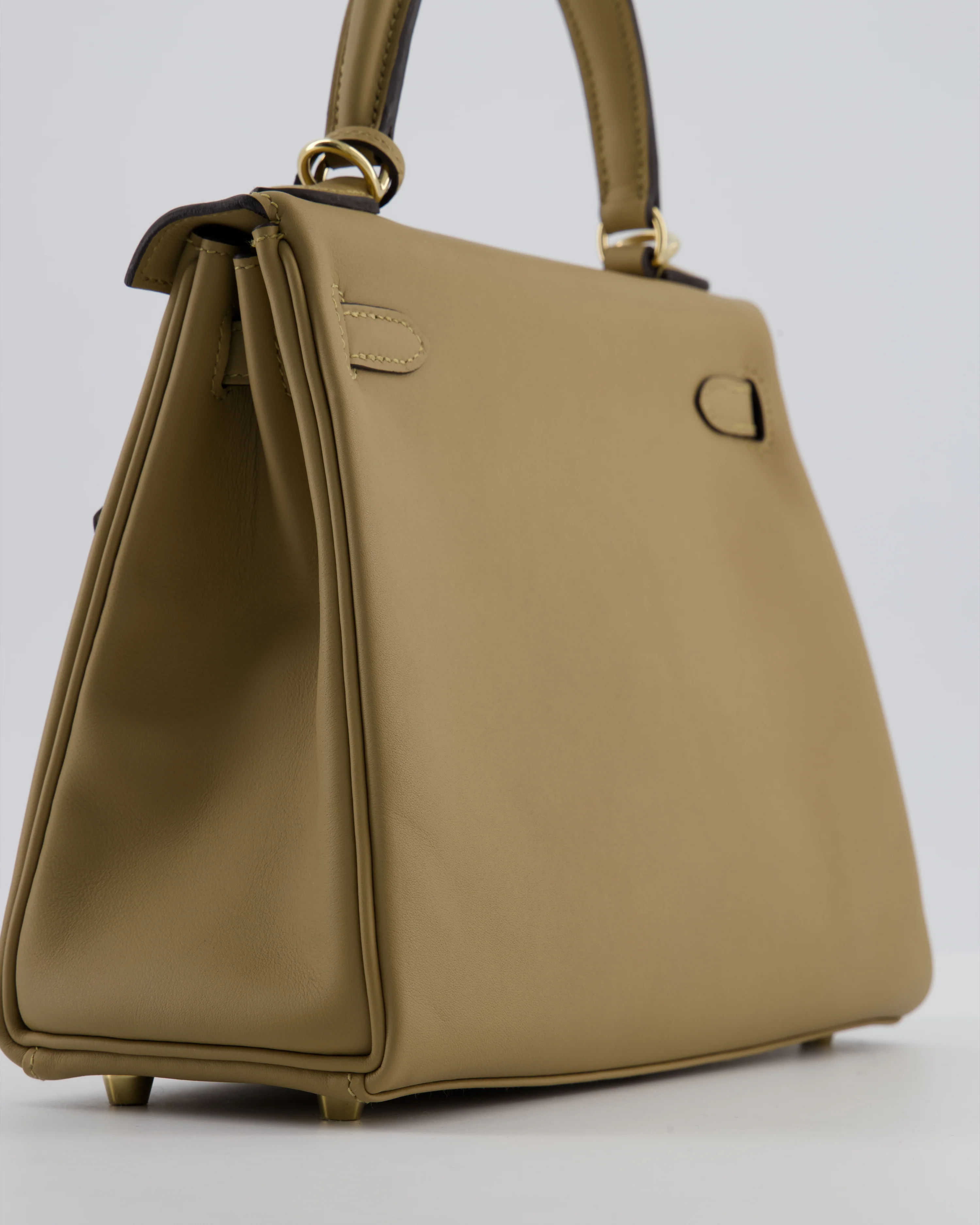 Hermès Kelly 25 Retourne Bag in Poussiere Swift Leather with Permabrass Hardware - Image 16