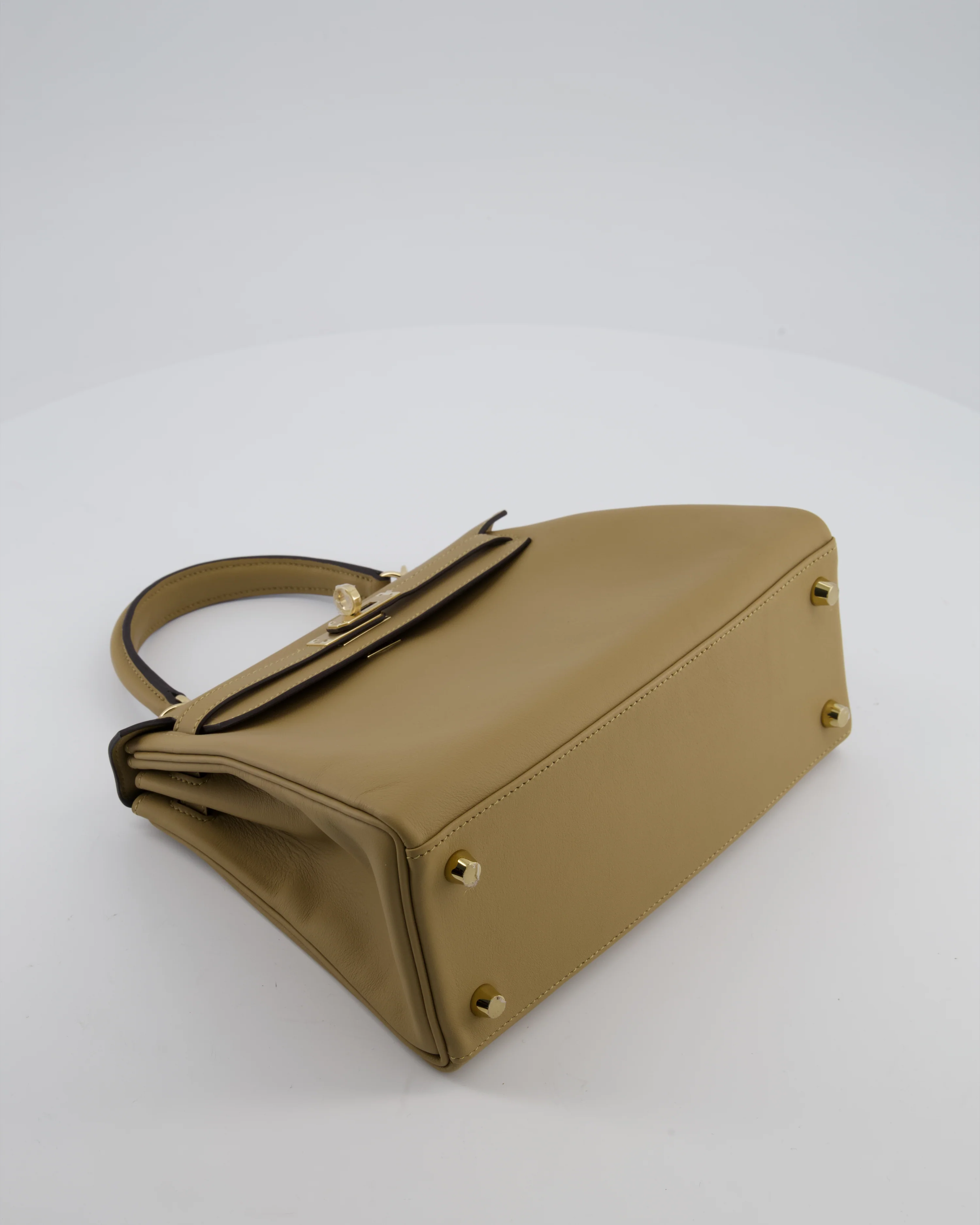 Hermès Kelly 25 Retourne Bag in Poussiere Swift Leather with Permabrass Hardware - Image 19