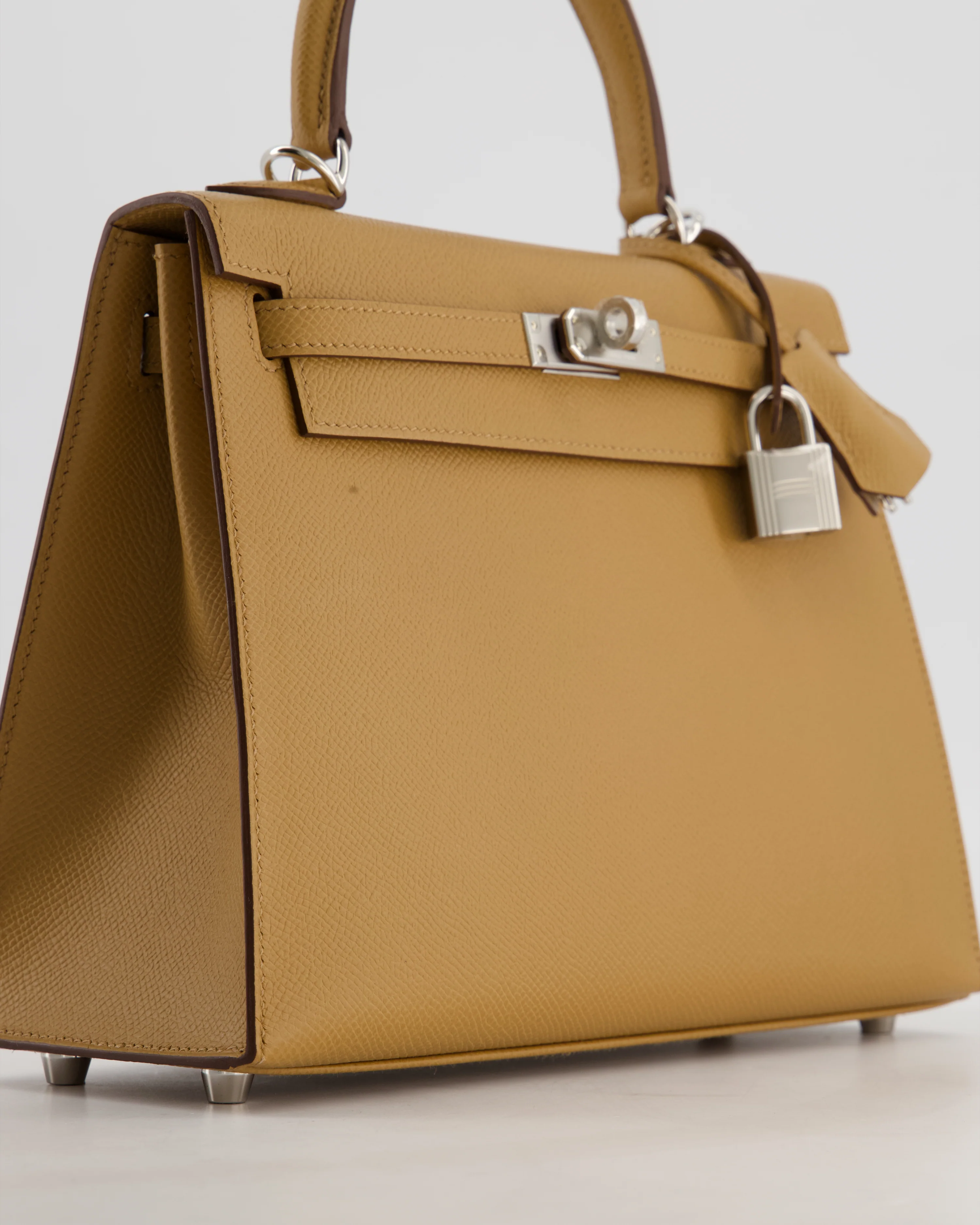 Hermès Kelly 25 Sellier Bag in Biscuit Epsom Leather with Palladium Hardware - Image 11