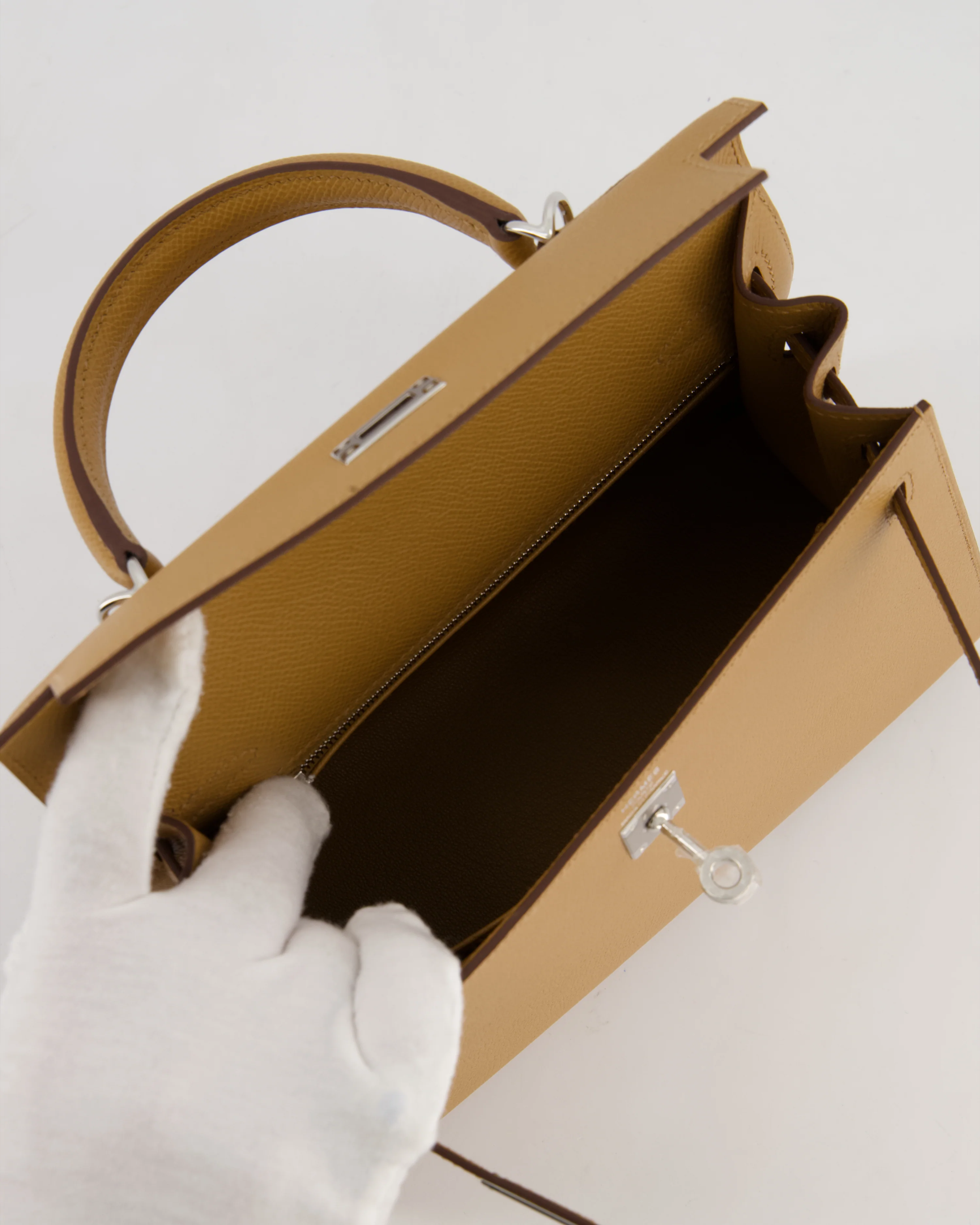 Hermès Kelly 25 Sellier Bag in Biscuit Epsom Leather with Palladium Hardware - Image 18