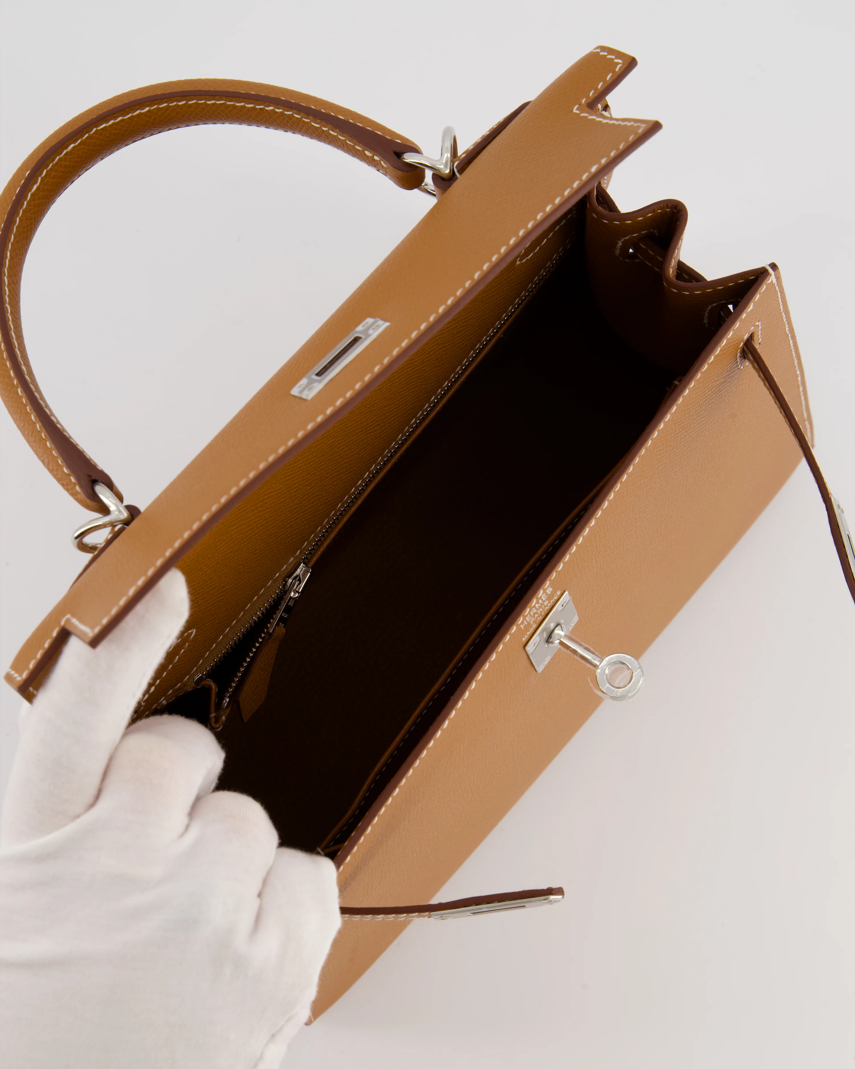 Hermès Kelly 25 Sellier Bag in Gold Epsom Leather with Palladium Hardware - Image 17