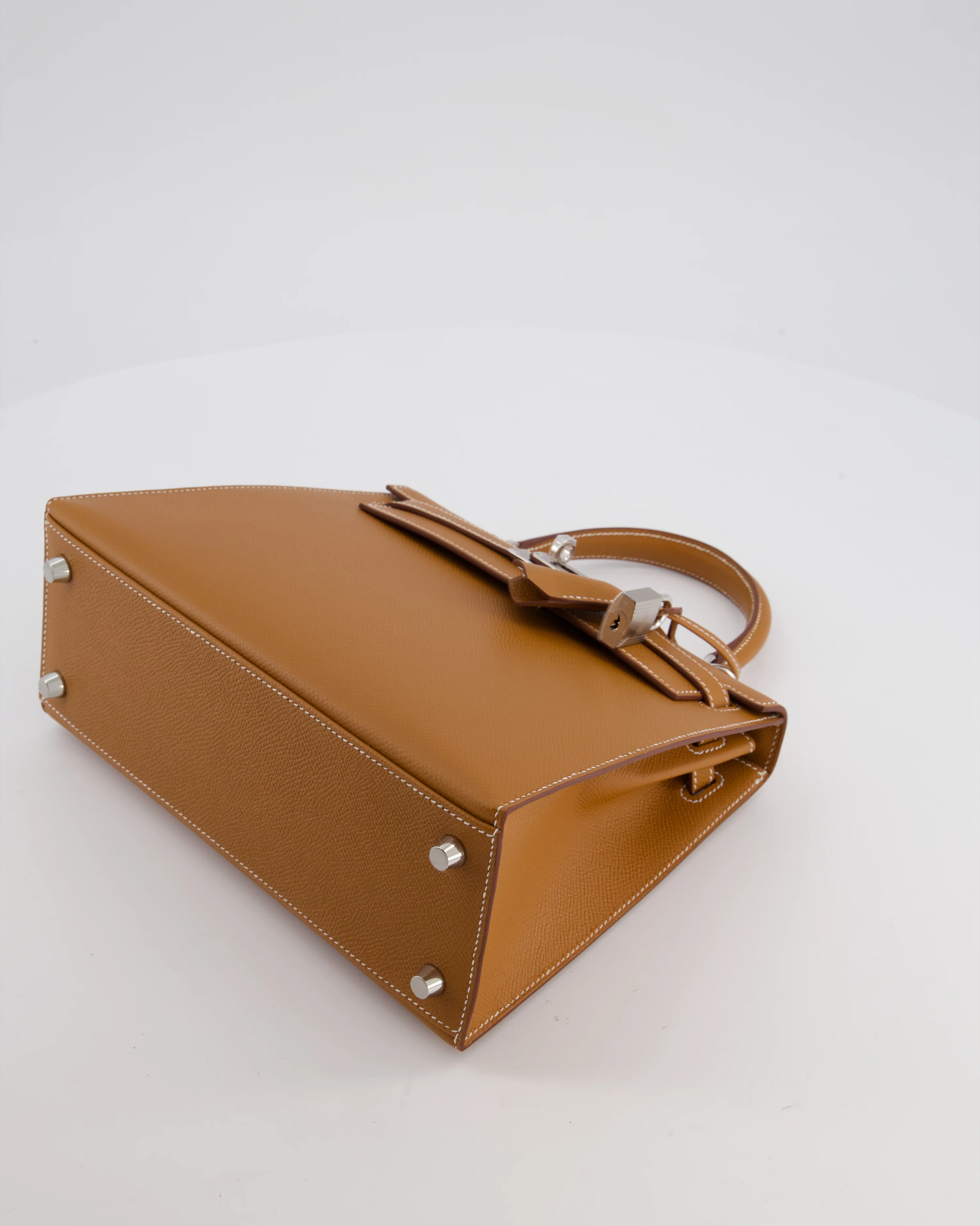 Hermès Kelly 25 Sellier Bag in Gold Epsom Leather with Palladium Hardware - Image 20
