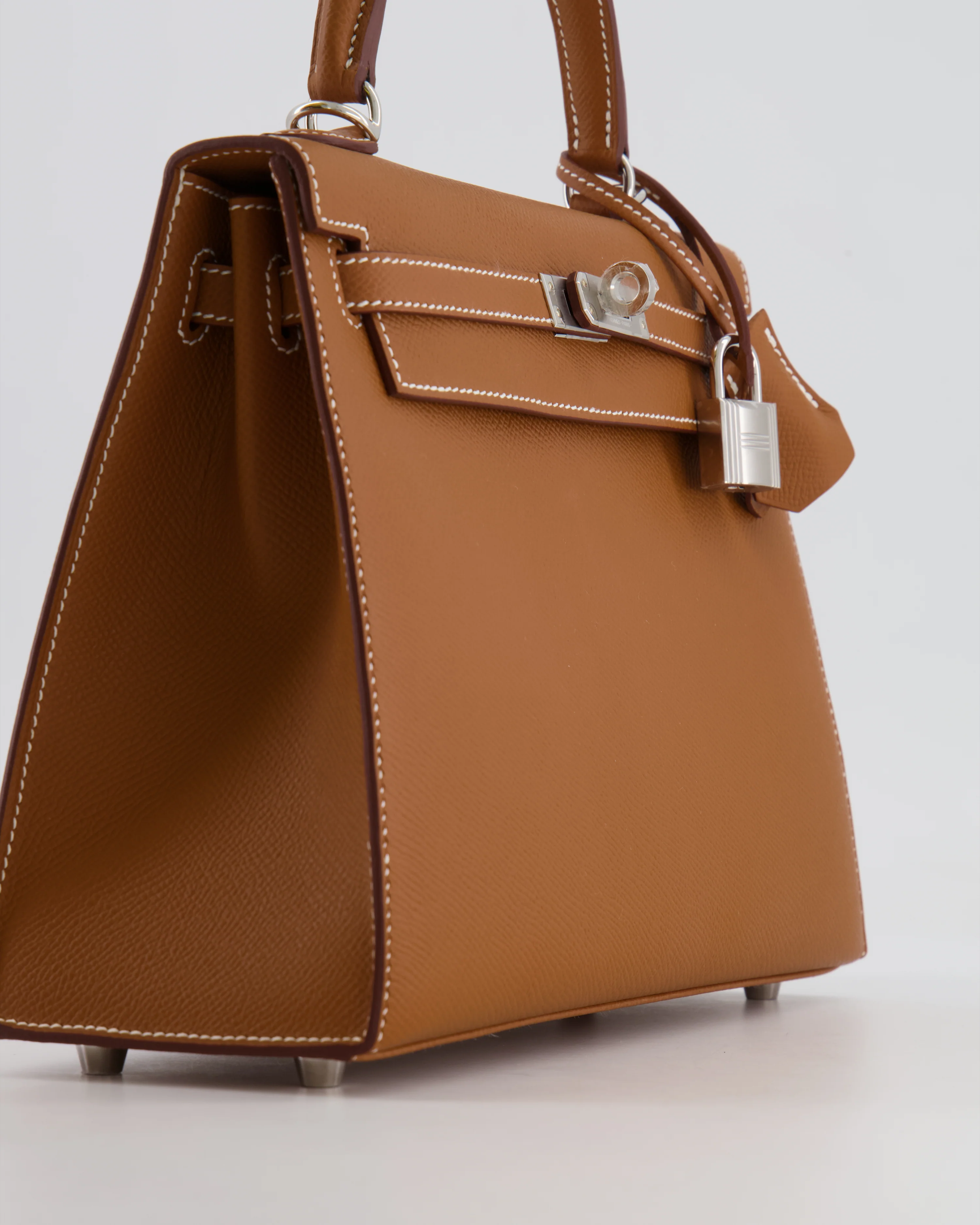 Hermès Kelly 25 Sellier Bag in Gold Epsom Leather with Palladium Hardware - Image 11